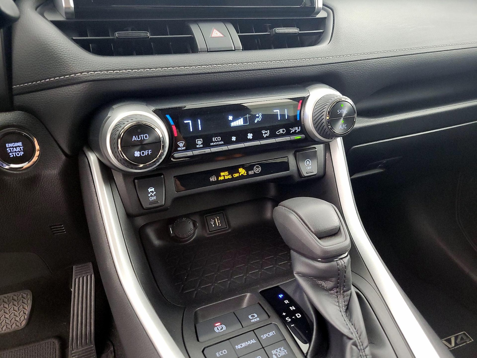 2023 Toyota RAV4 XLE - Photo 17