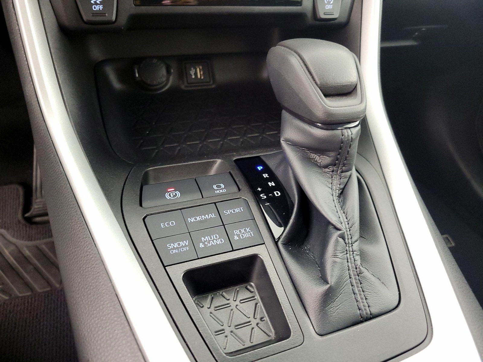 2023 Toyota RAV4 XLE - Photo 18