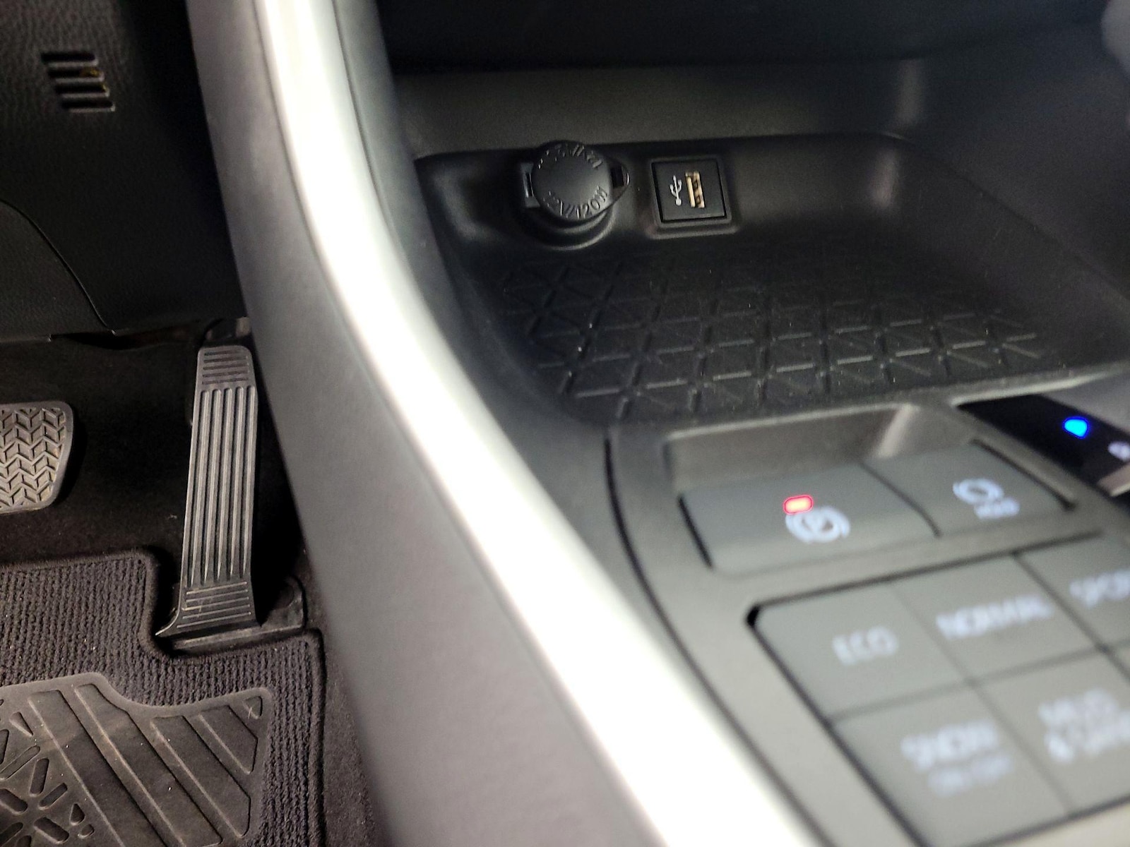 2023 Toyota RAV4 XLE - Photo 19