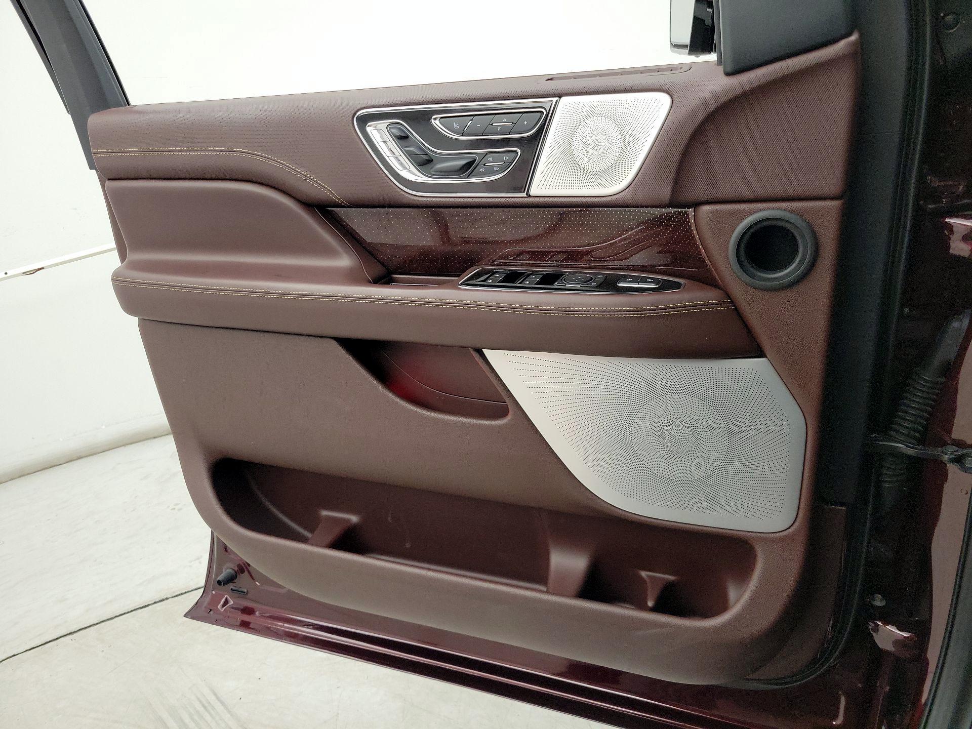 Thumbnail: 2020 Lincoln Navigator L - 12