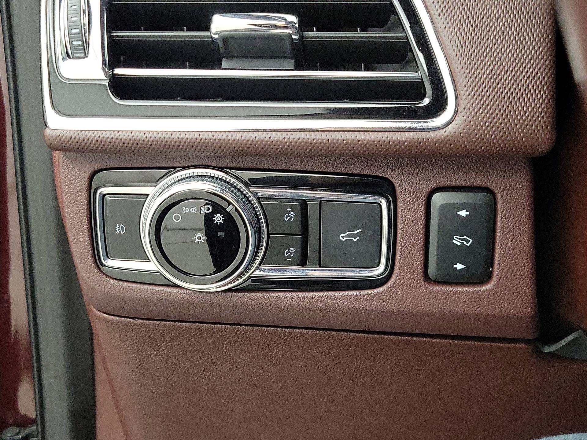 Thumbnail: 2020 Lincoln Navigator L - 13