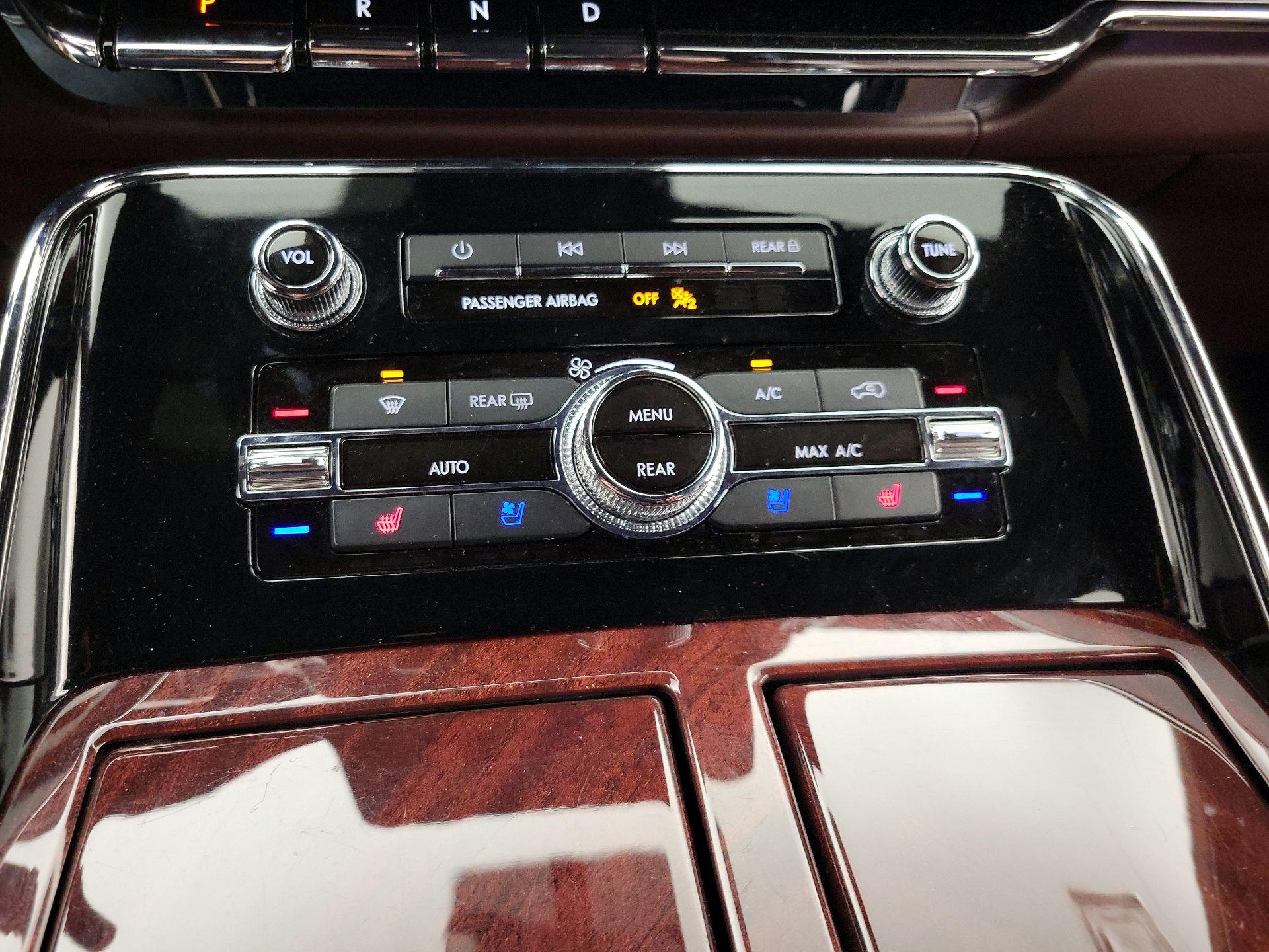 Thumbnail: 2020 Lincoln Navigator L - 17