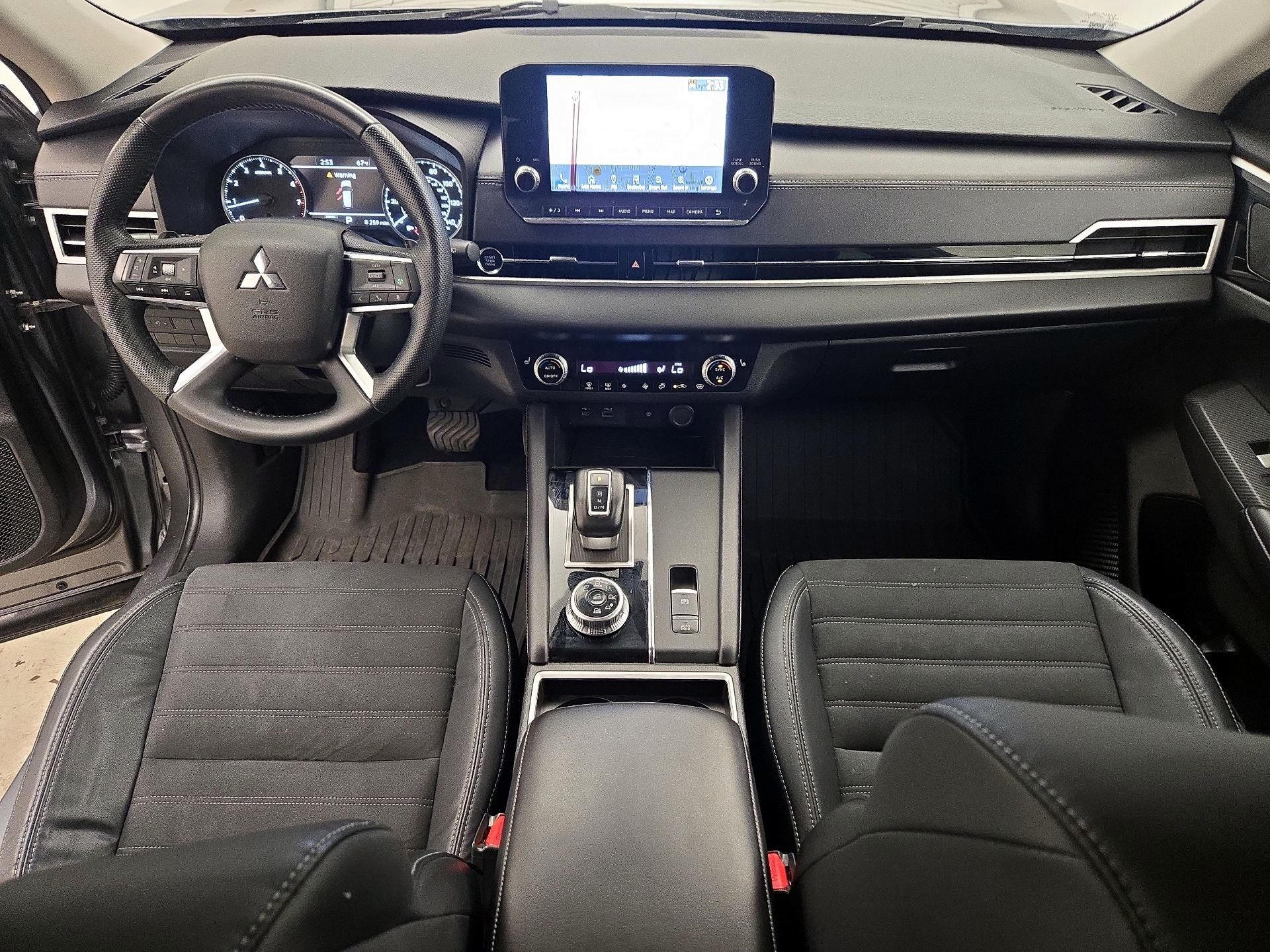 Thumbnail: 2023 Mitsubishi Outlander - 9