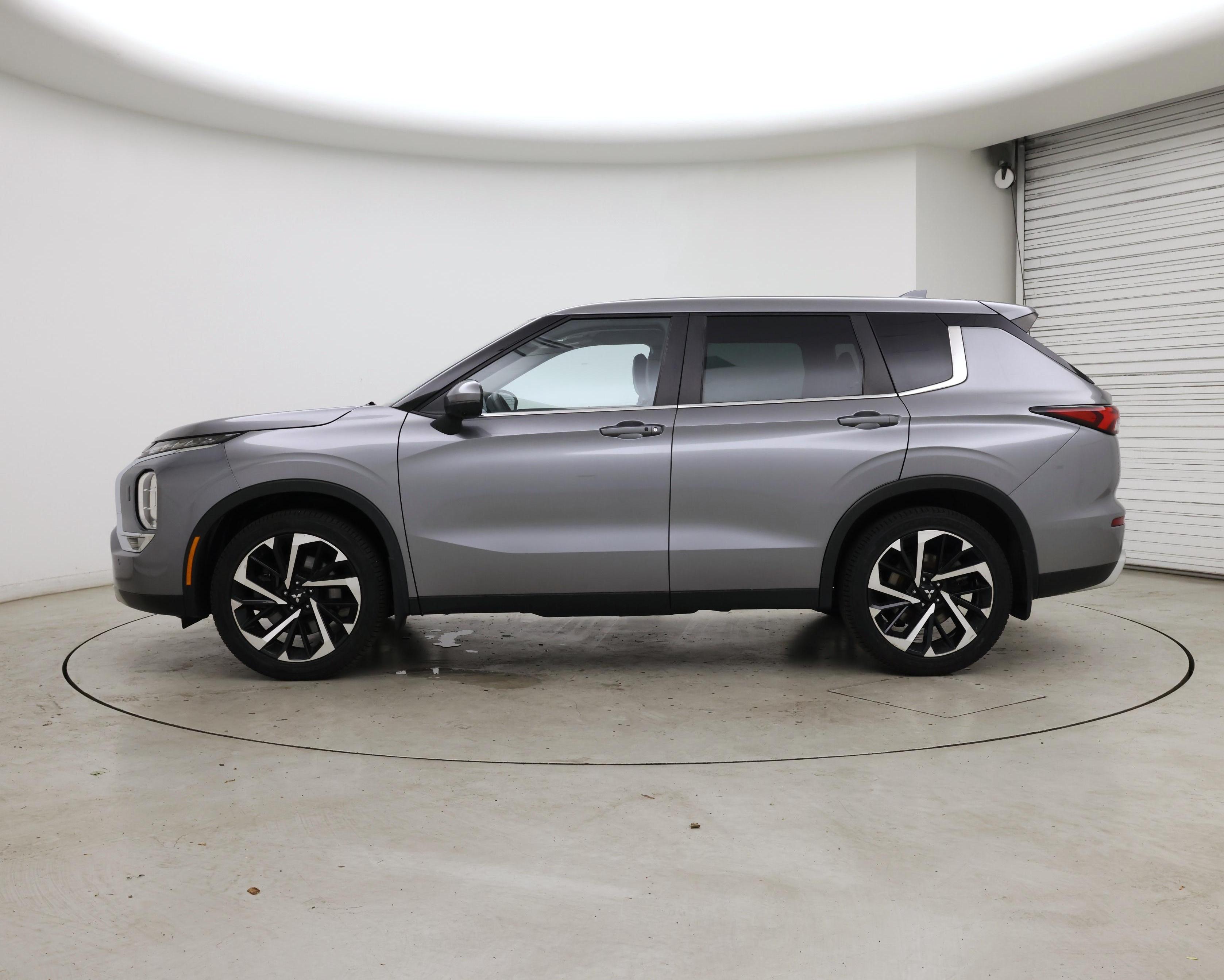 Thumbnail: 2023 Mitsubishi Outlander - 3