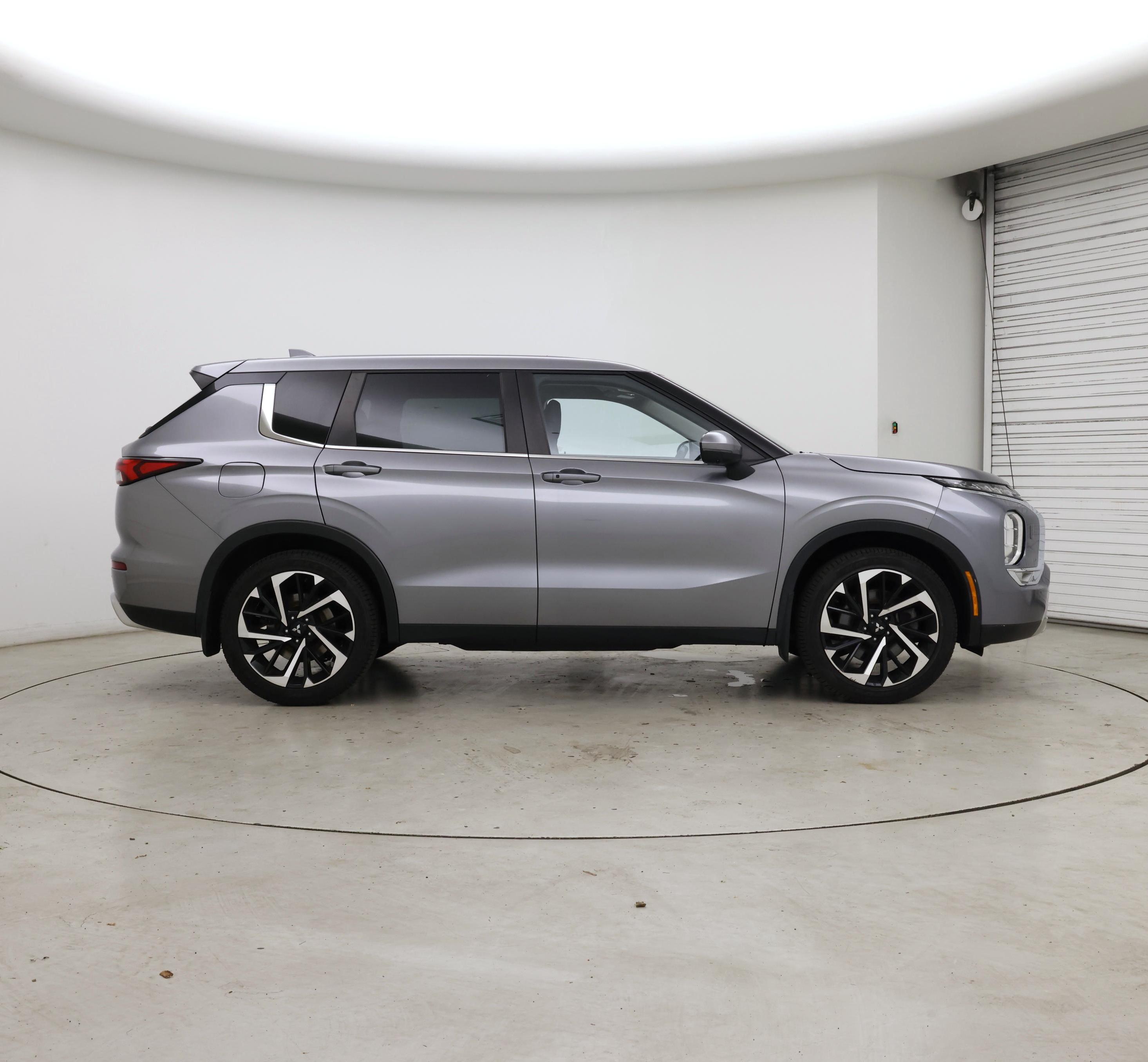 Thumbnail: 2023 Mitsubishi Outlander - 7