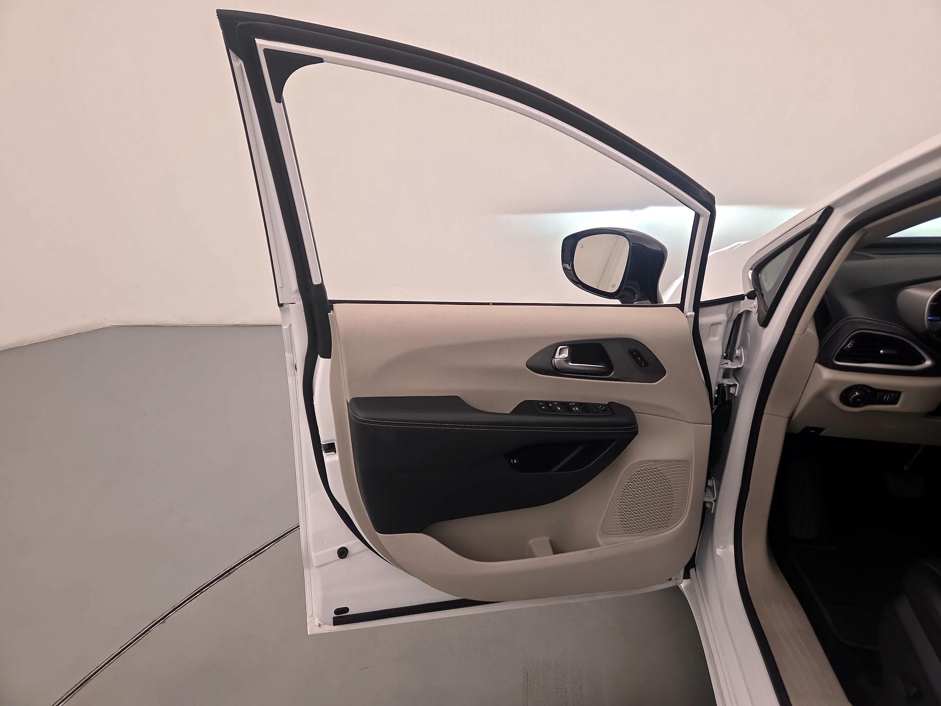 Thumbnail: 2024 Chrysler Pacifica - 12
