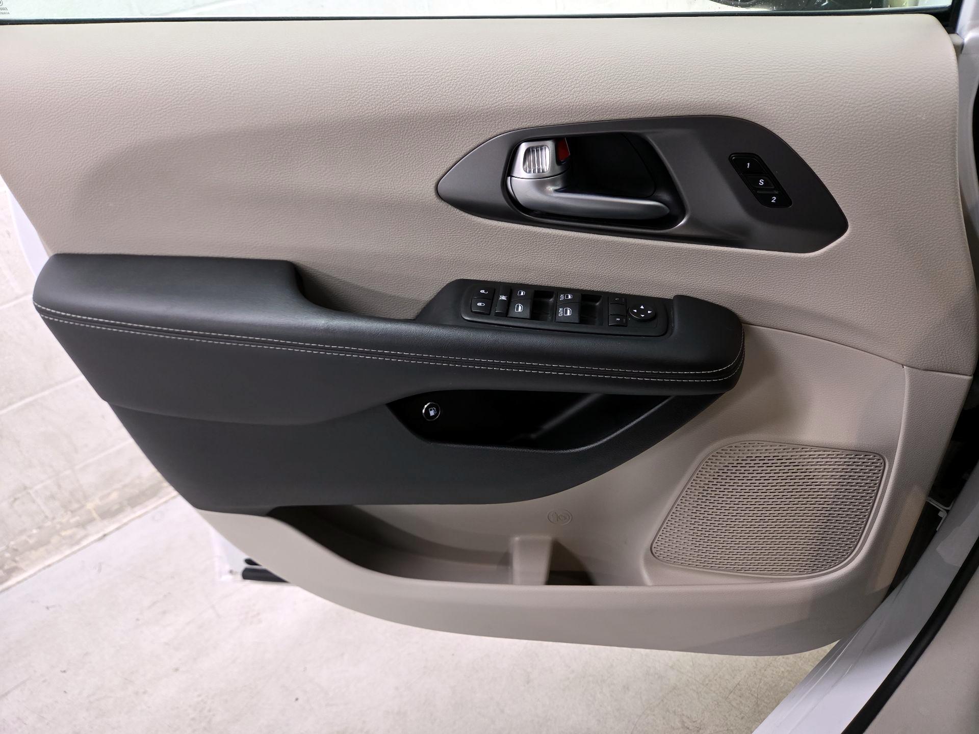 Thumbnail: 2024 Chrysler Pacifica - 12