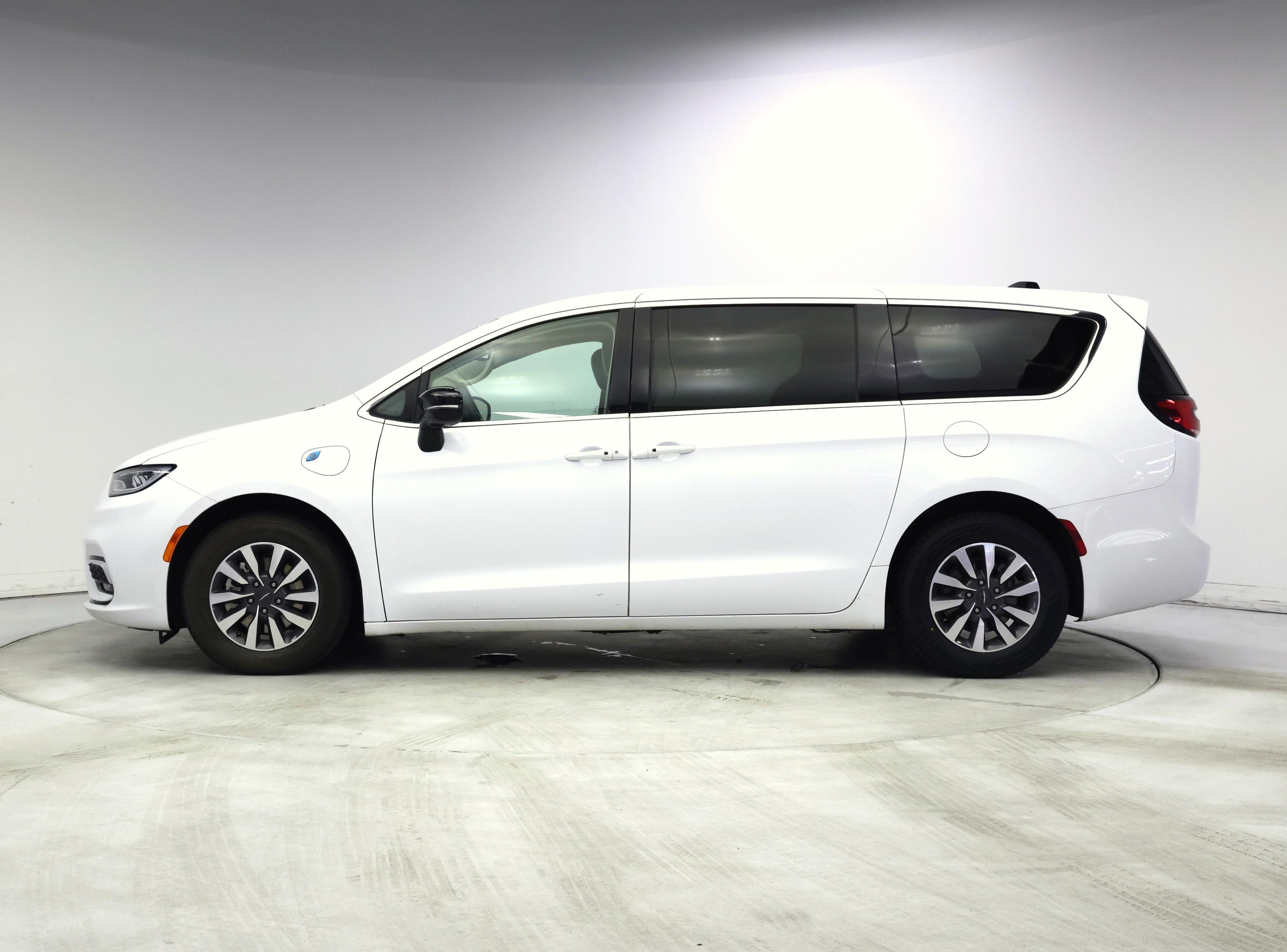 Thumbnail: 2024 Chrysler Pacifica - 3
