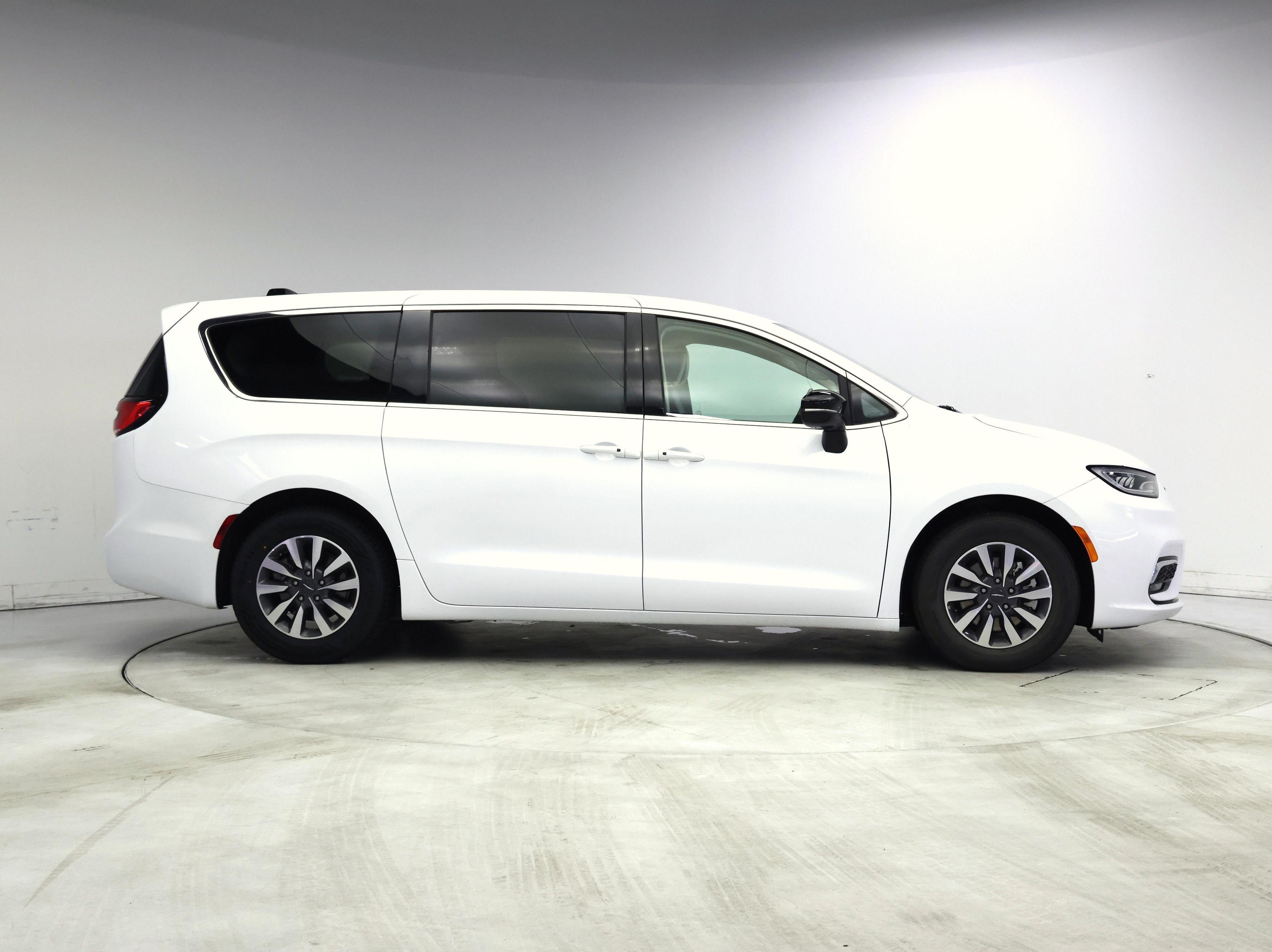 Thumbnail: 2024 Chrysler Pacifica - 7