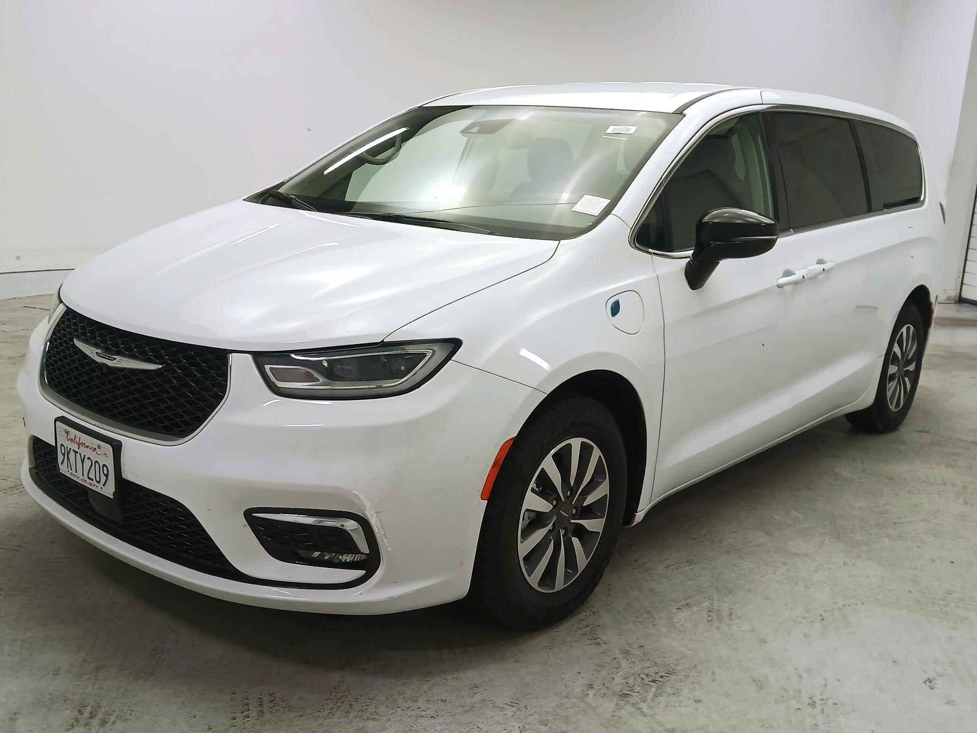 Thumbnail: 2024 Chrysler Pacifica - 3