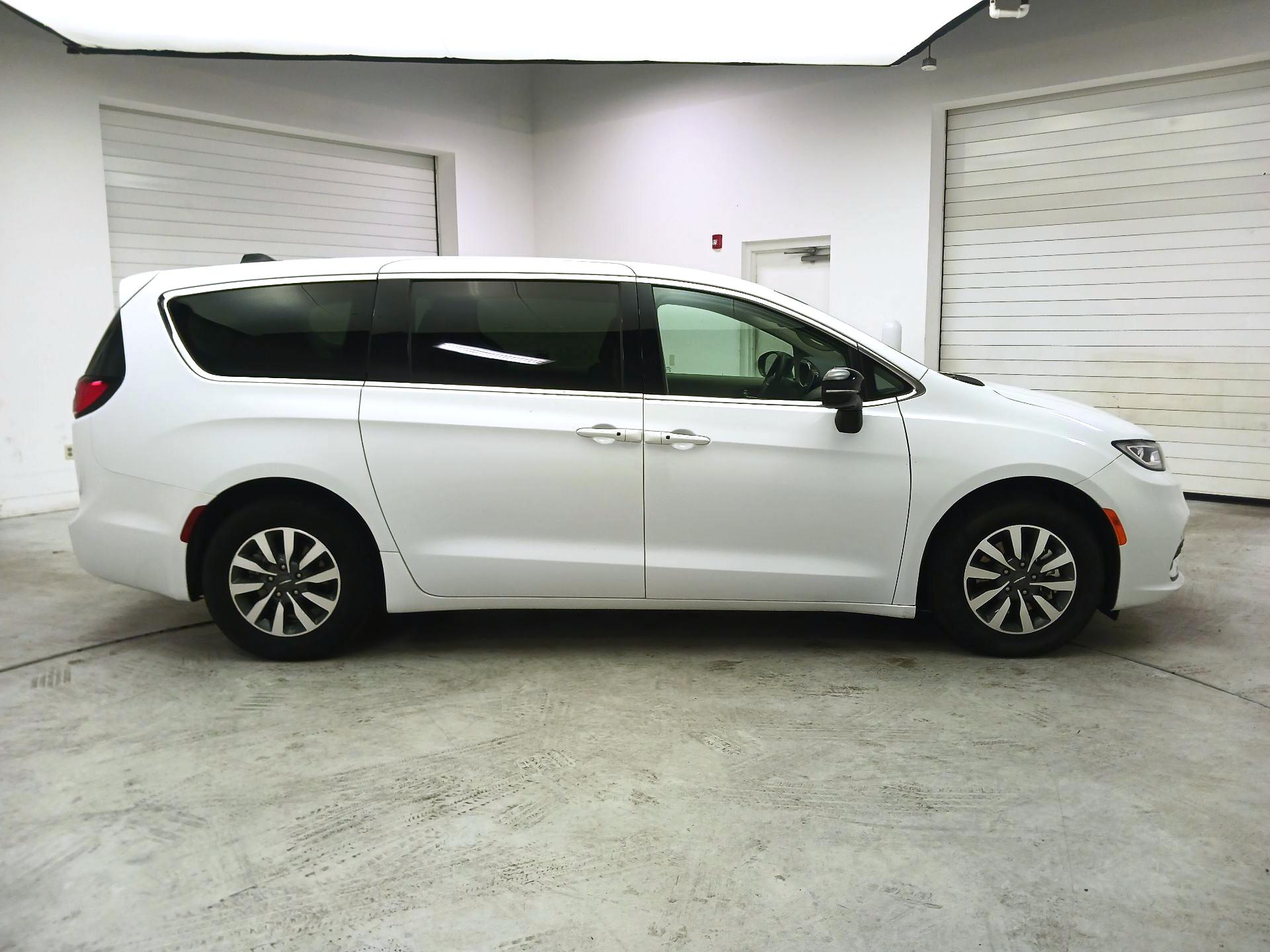 Thumbnail: 2024 Chrysler Pacifica - 4