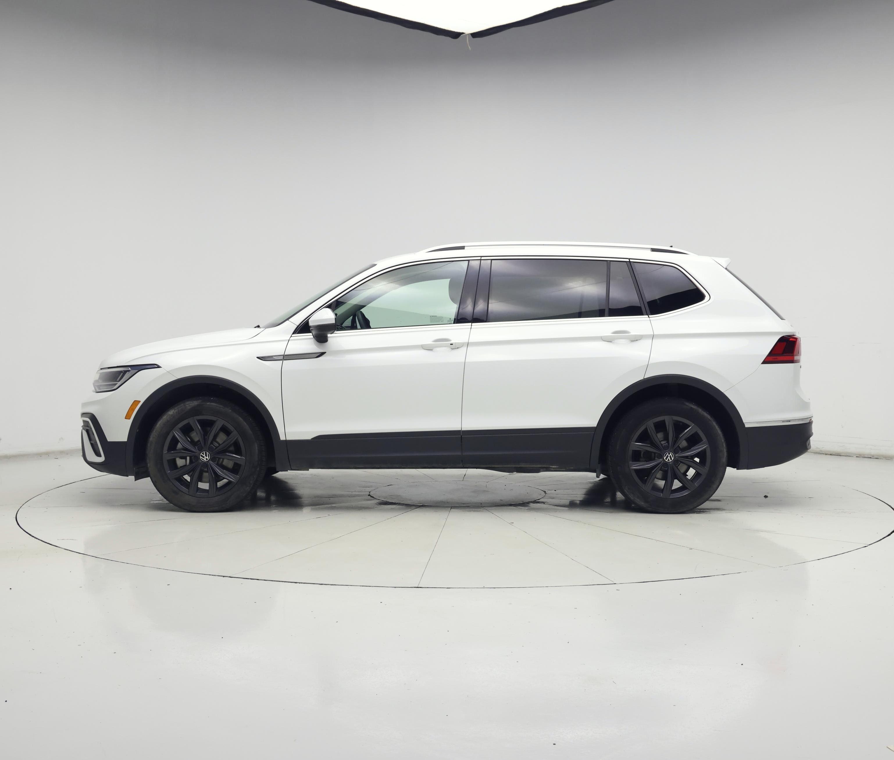 Thumbnail: 2024 Volkswagen Tiguan - 3