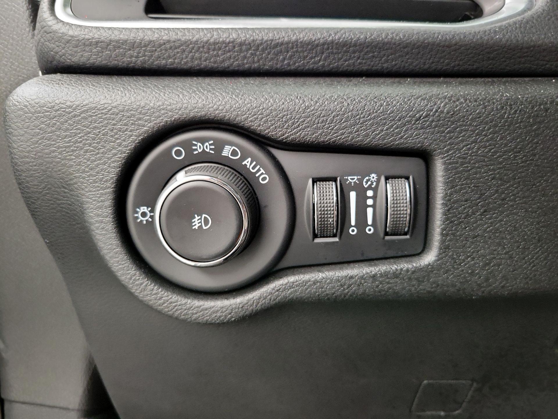 Thumbnail: 2023 Chrysler Pacifica - 13