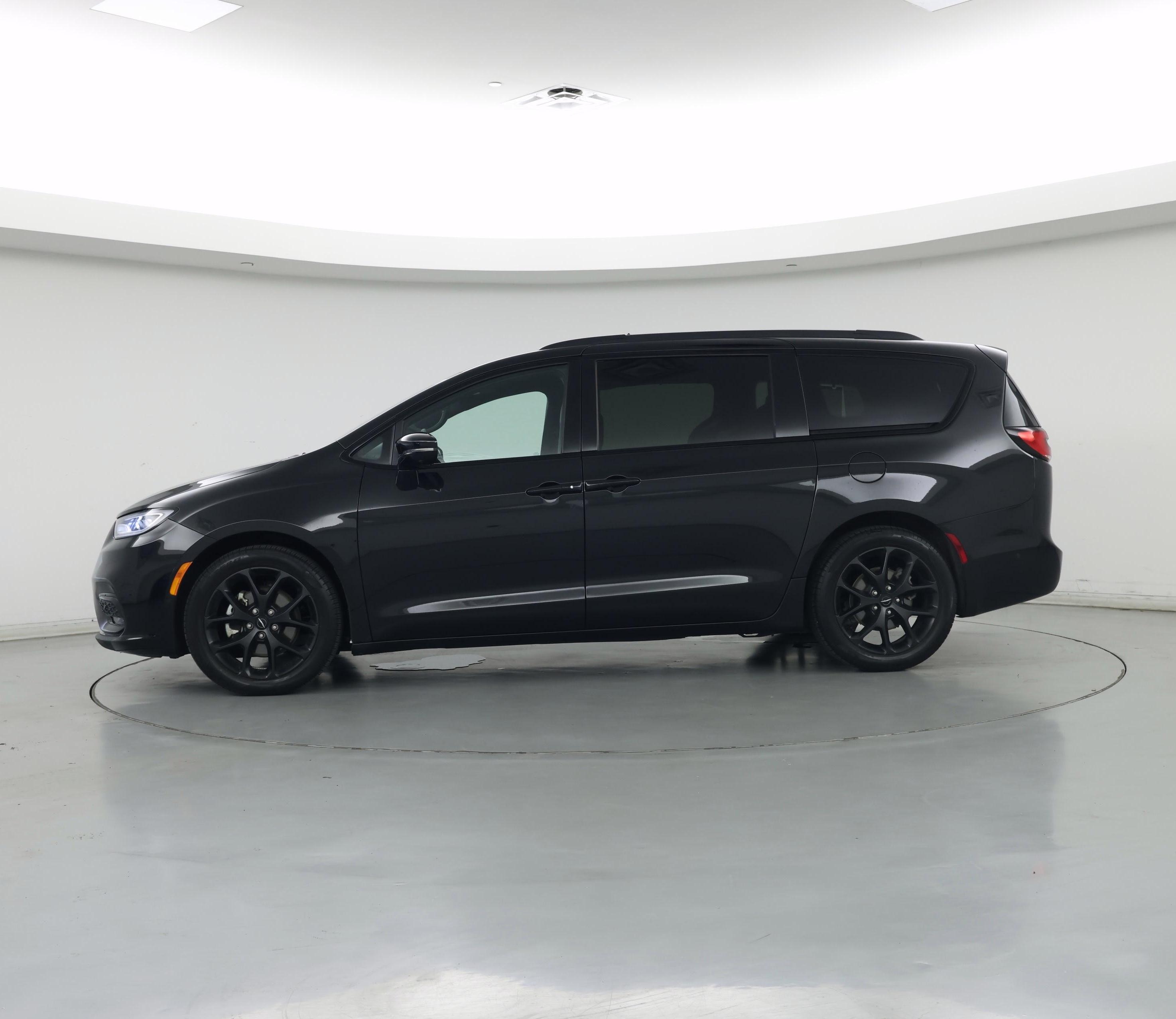 Thumbnail: 2023 Chrysler Pacifica - 3
