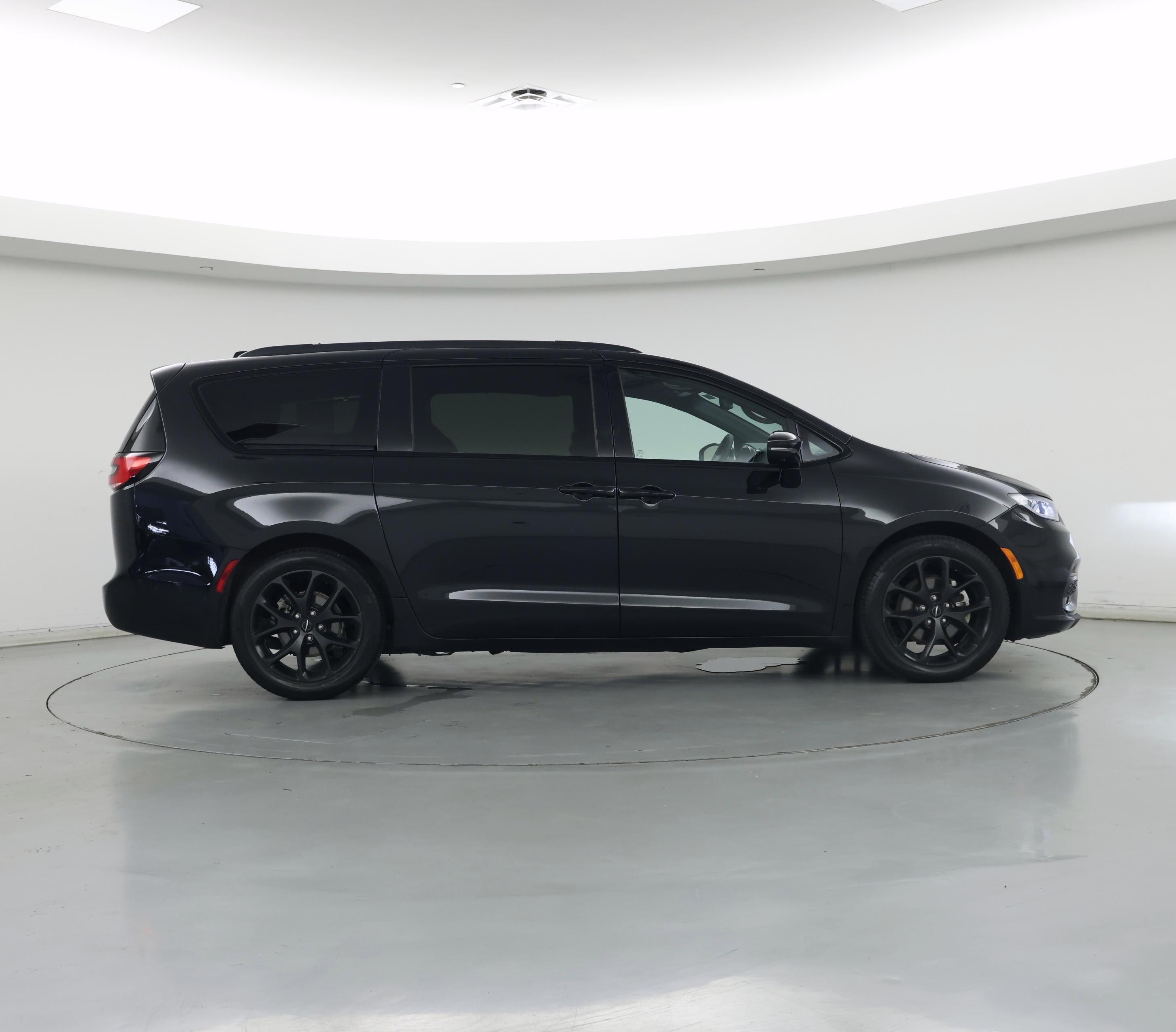 Thumbnail: 2023 Chrysler Pacifica - 7