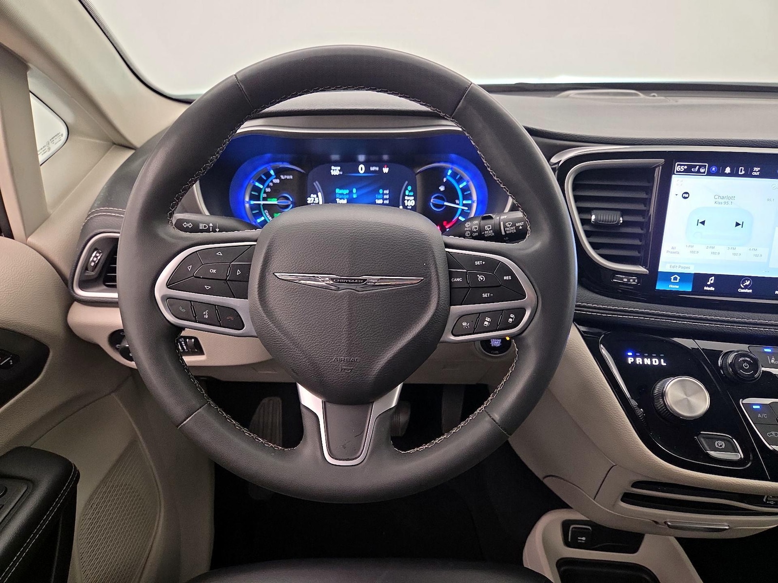 2023 Chrysler Pacifica Hybrid Touring L - Photo 11