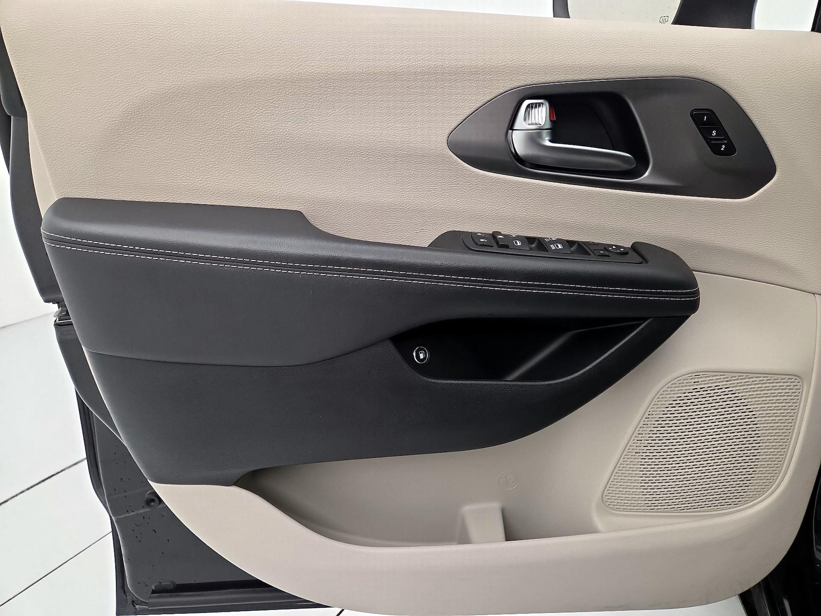 2023 Chrysler Pacifica Hybrid Touring L - Photo 13