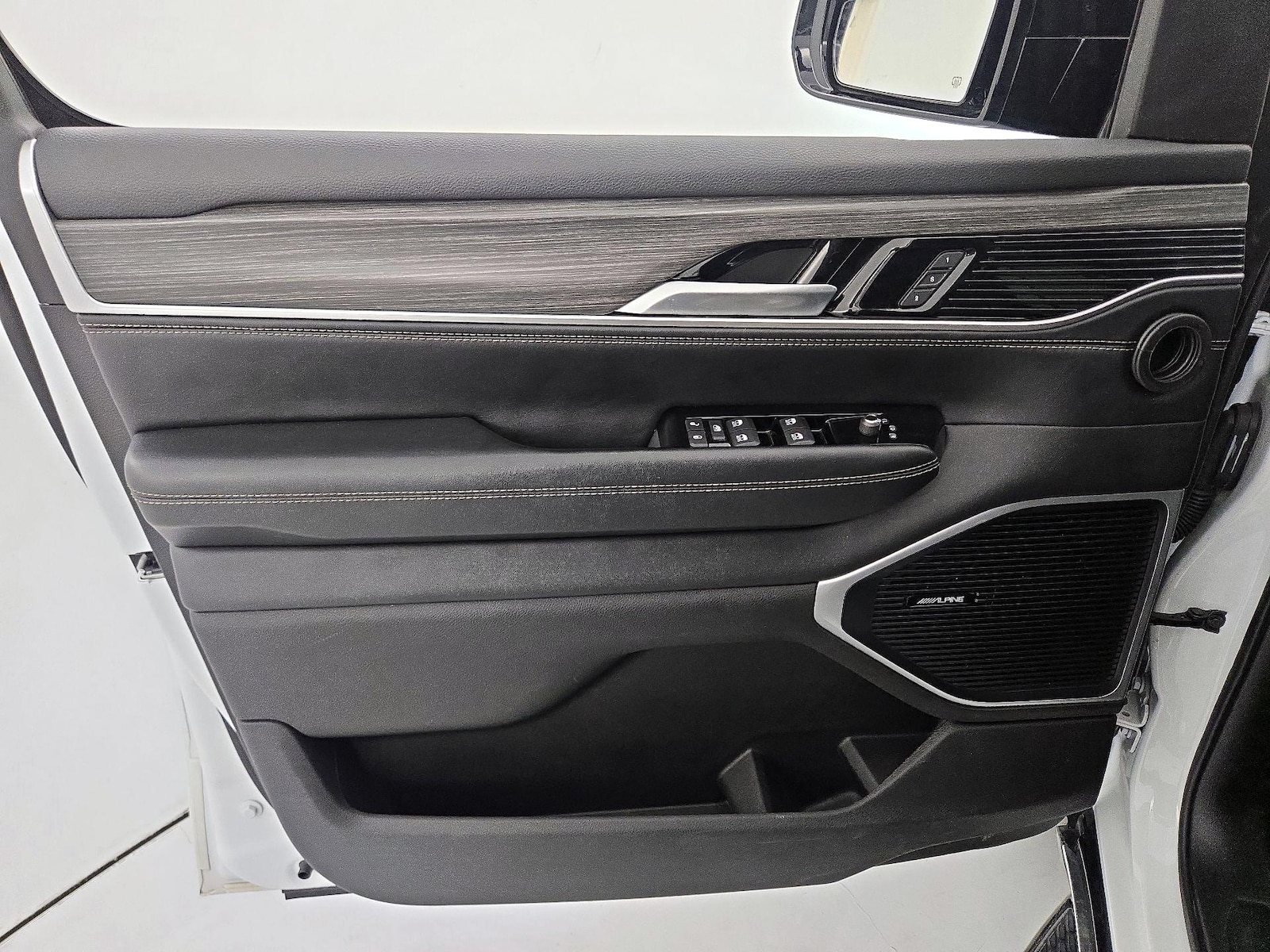 2024 Jeep Wagoneer L Series II - Photo 13