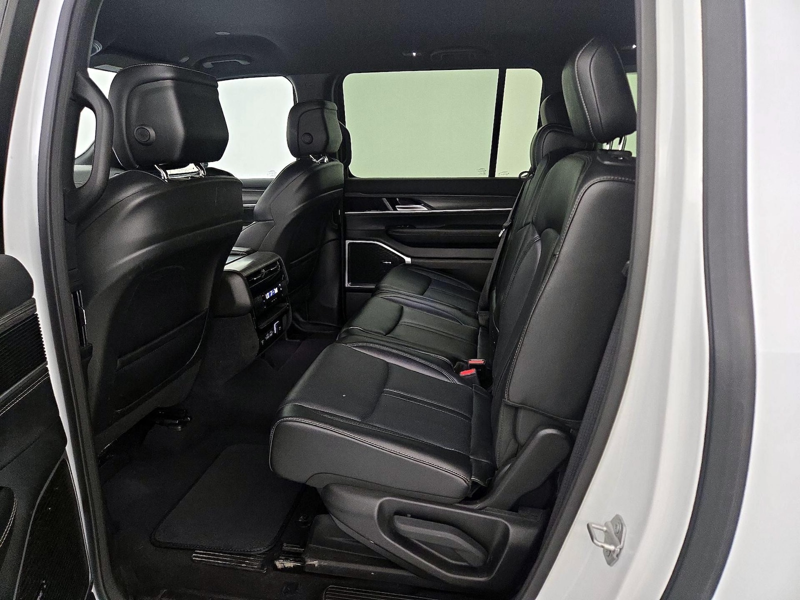 2024 Jeep Wagoneer L Series II - Photo 21