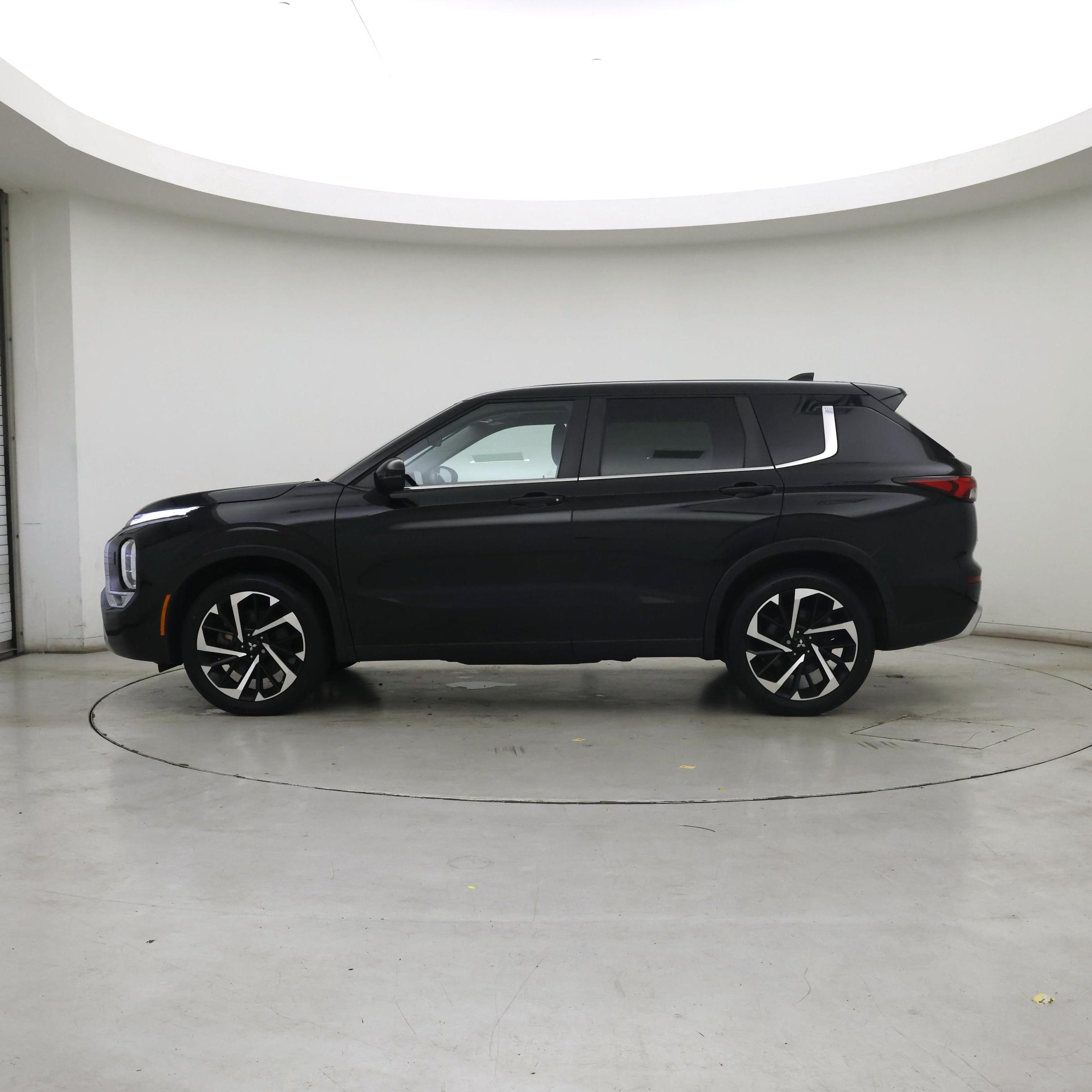 Thumbnail: 2022 Mitsubishi Outlander - 3