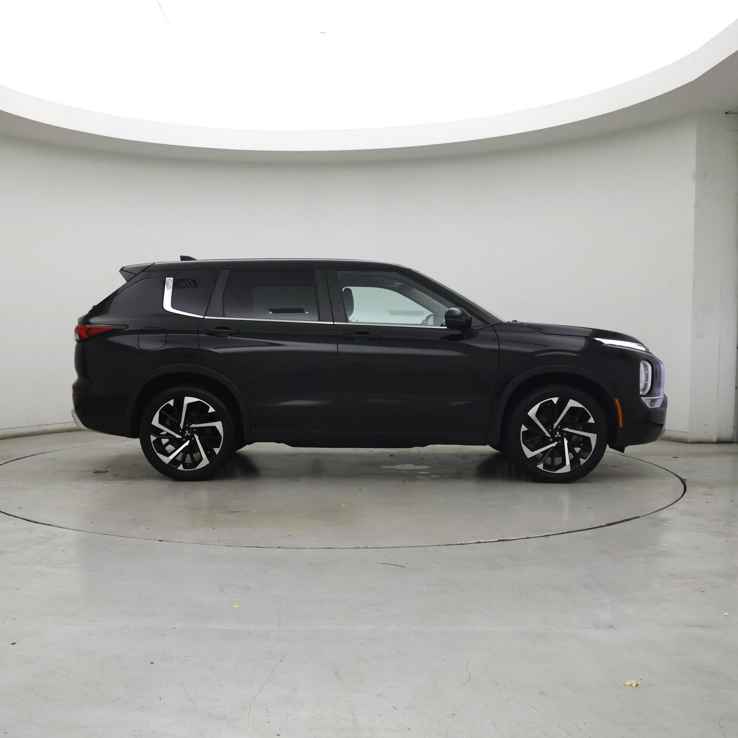 Thumbnail: 2022 Mitsubishi Outlander - 7