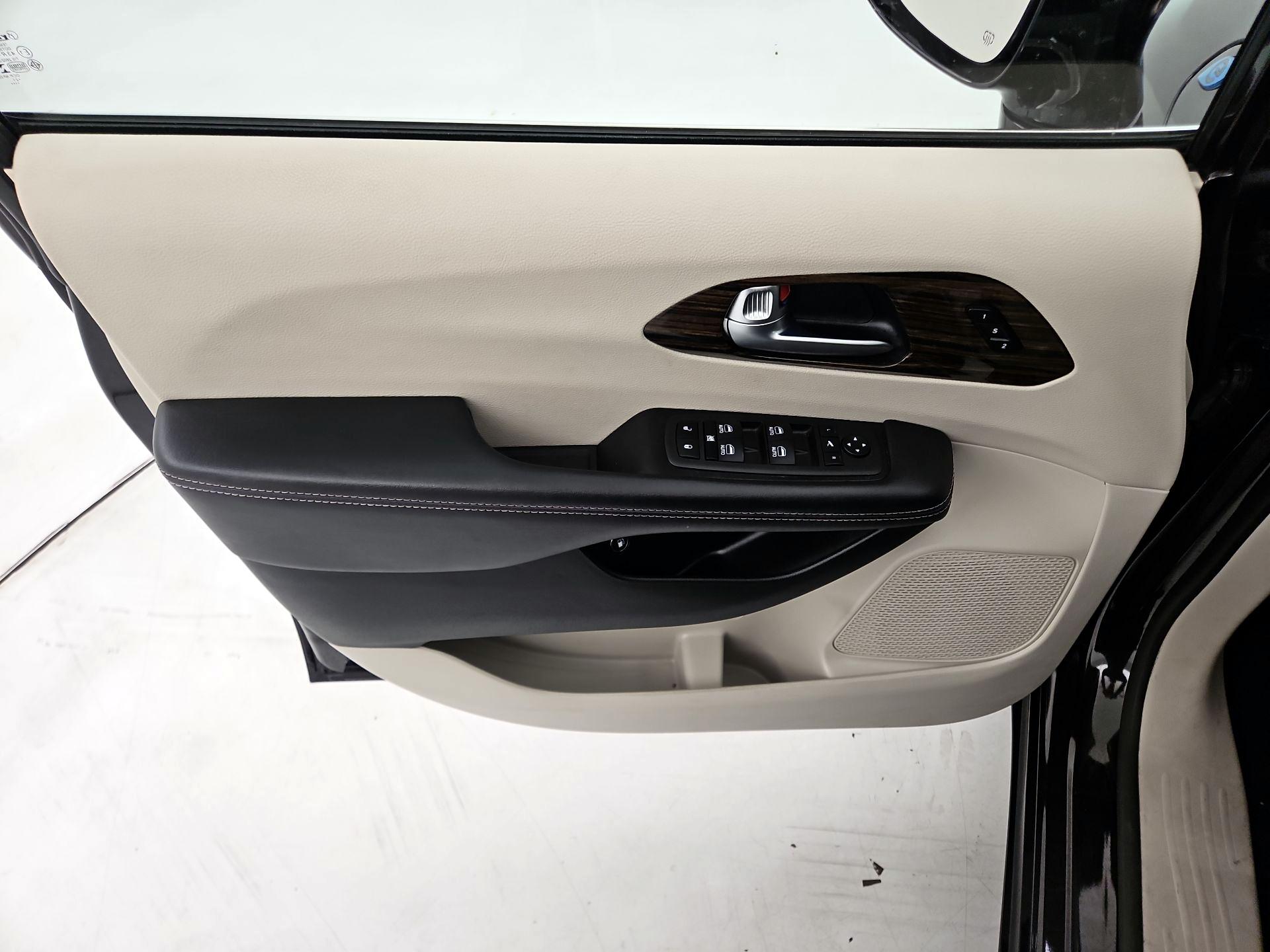 Thumbnail: 2023 Chrysler Pacifica - 12