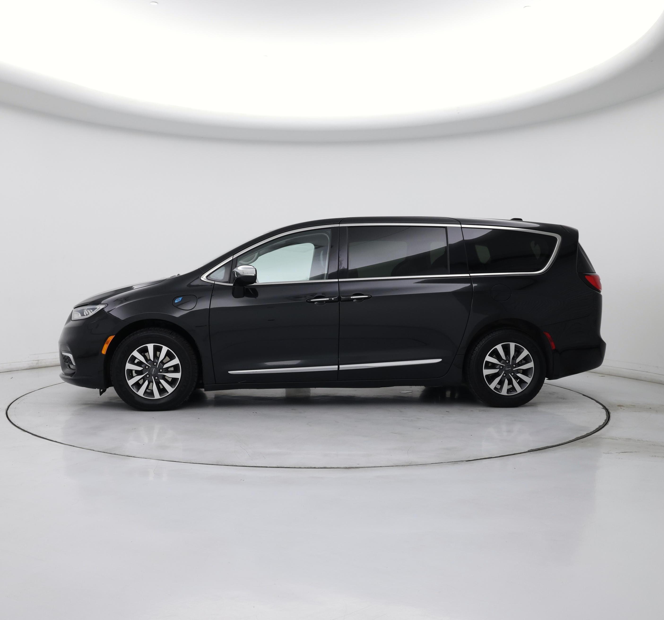 Thumbnail: 2023 Chrysler Pacifica - 3