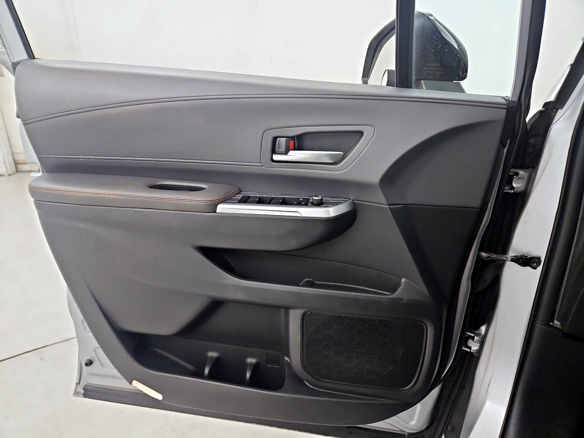 Thumbnail: 2021 Toyota Sienna - 12