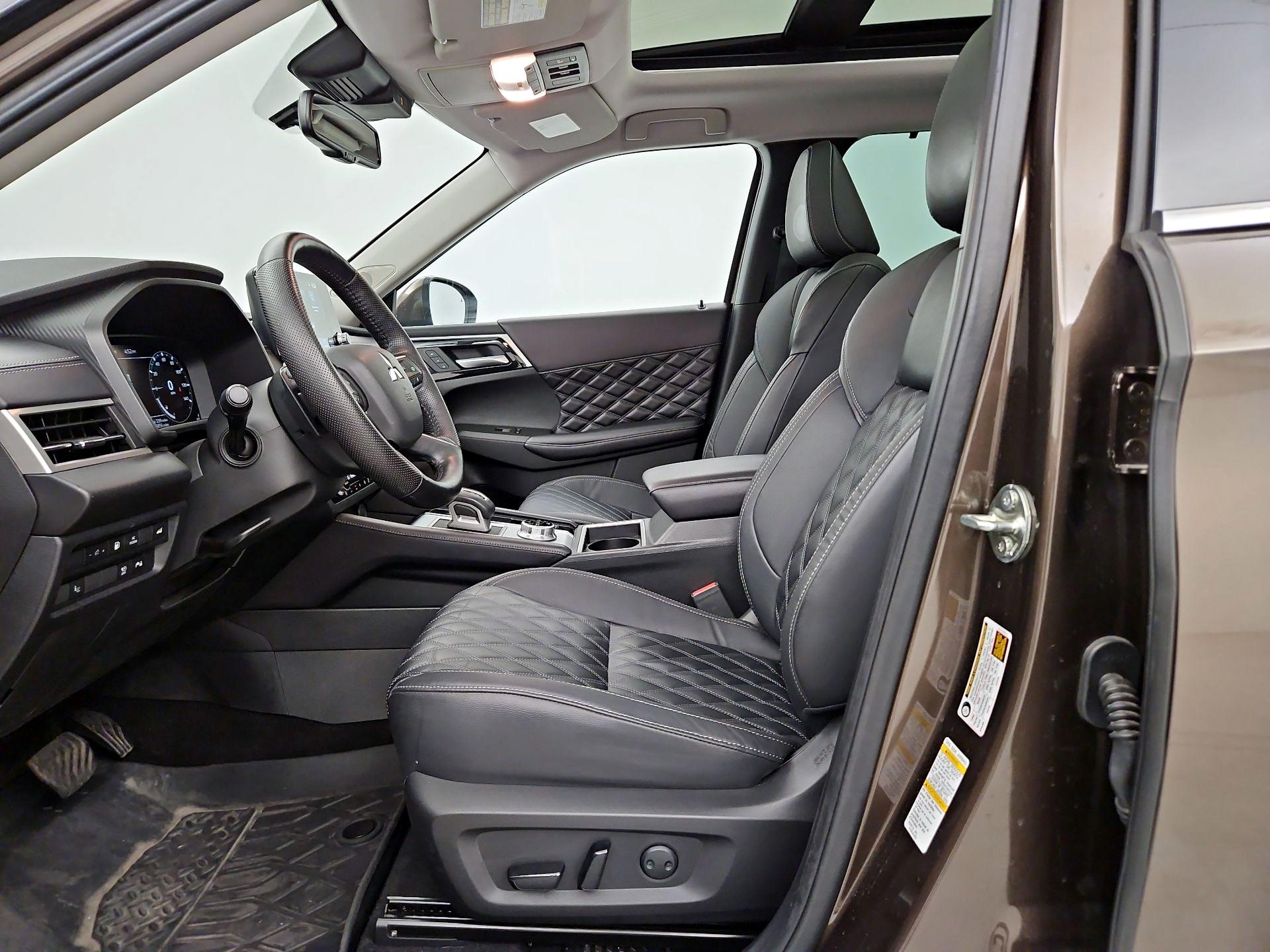 Thumbnail: 2023 Mitsubishi Outlander - 11