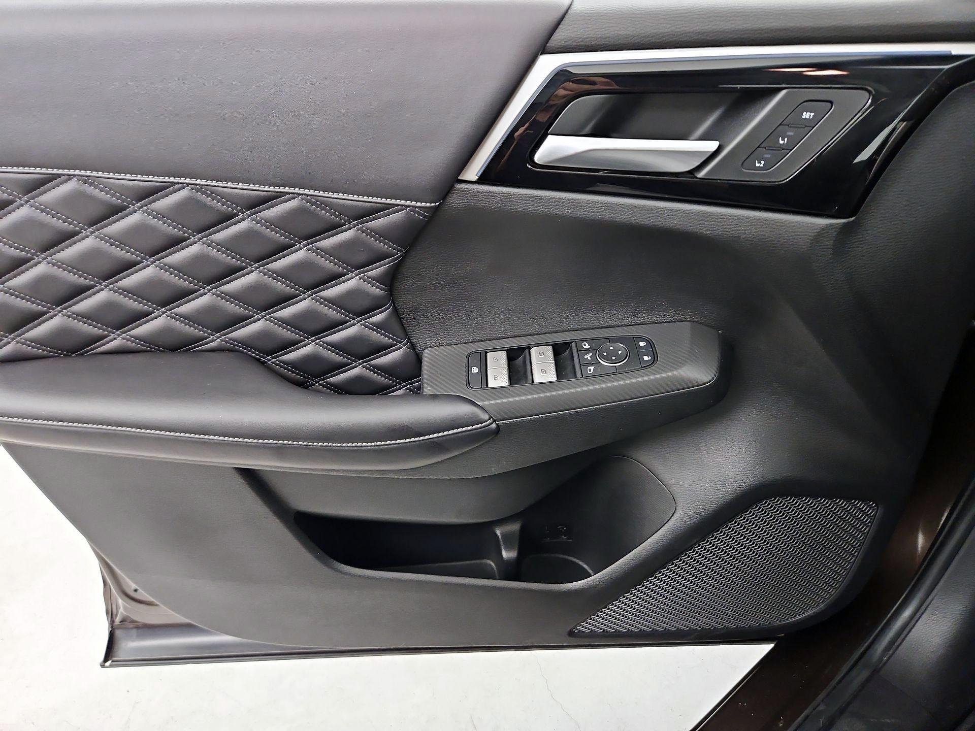 Thumbnail: 2023 Mitsubishi Outlander - 12