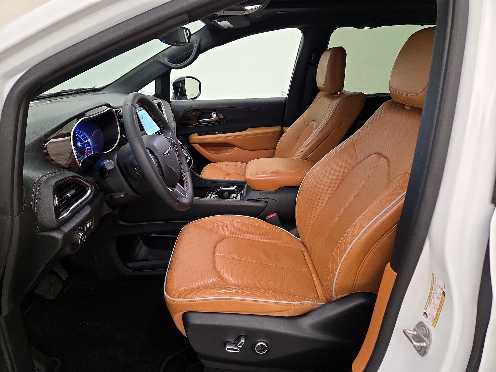 2023 Chrysler Pacifica Hybrid Pinnacle - Photo 12