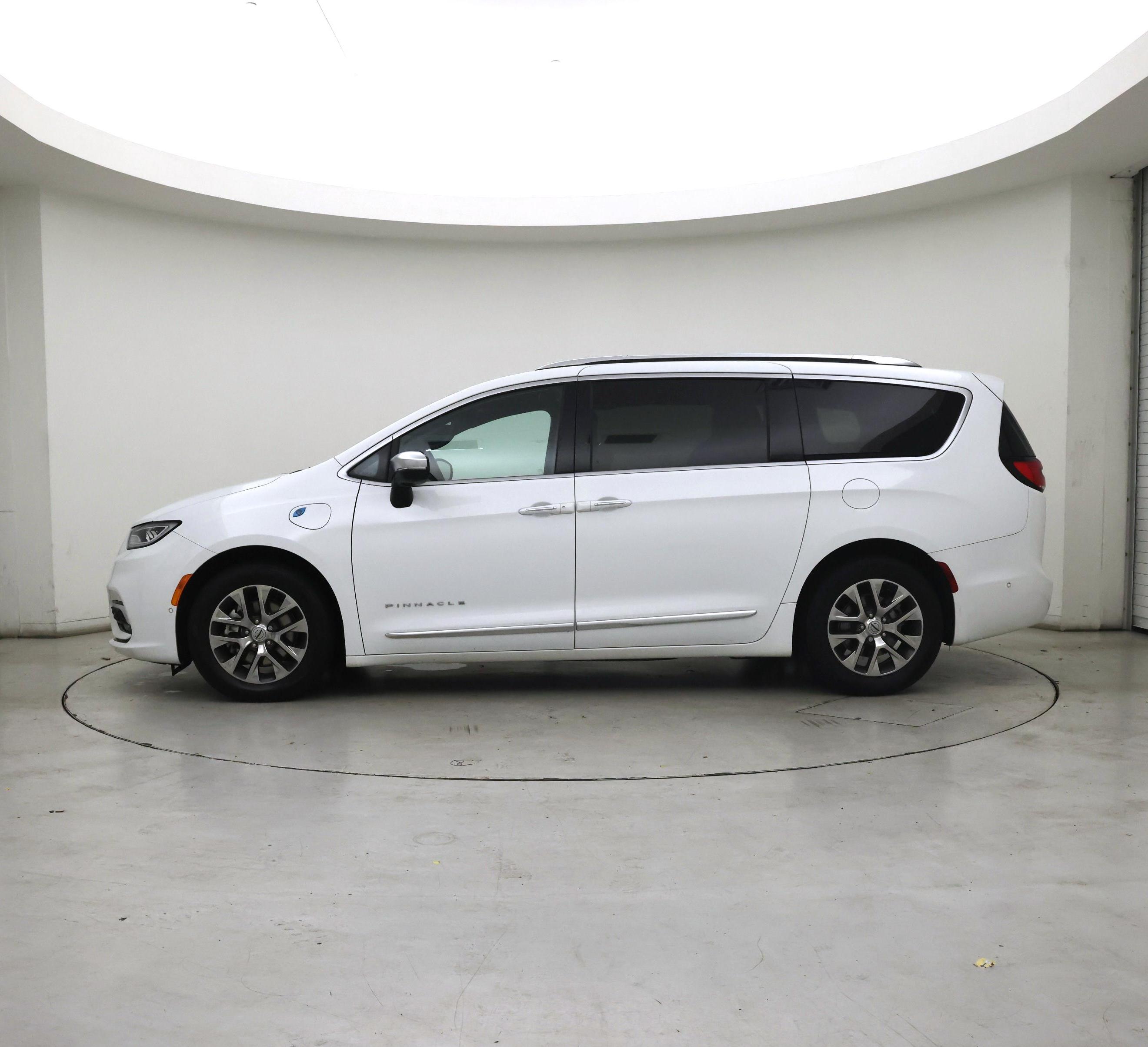 Thumbnail: 2023 Chrysler Pacifica - 3
