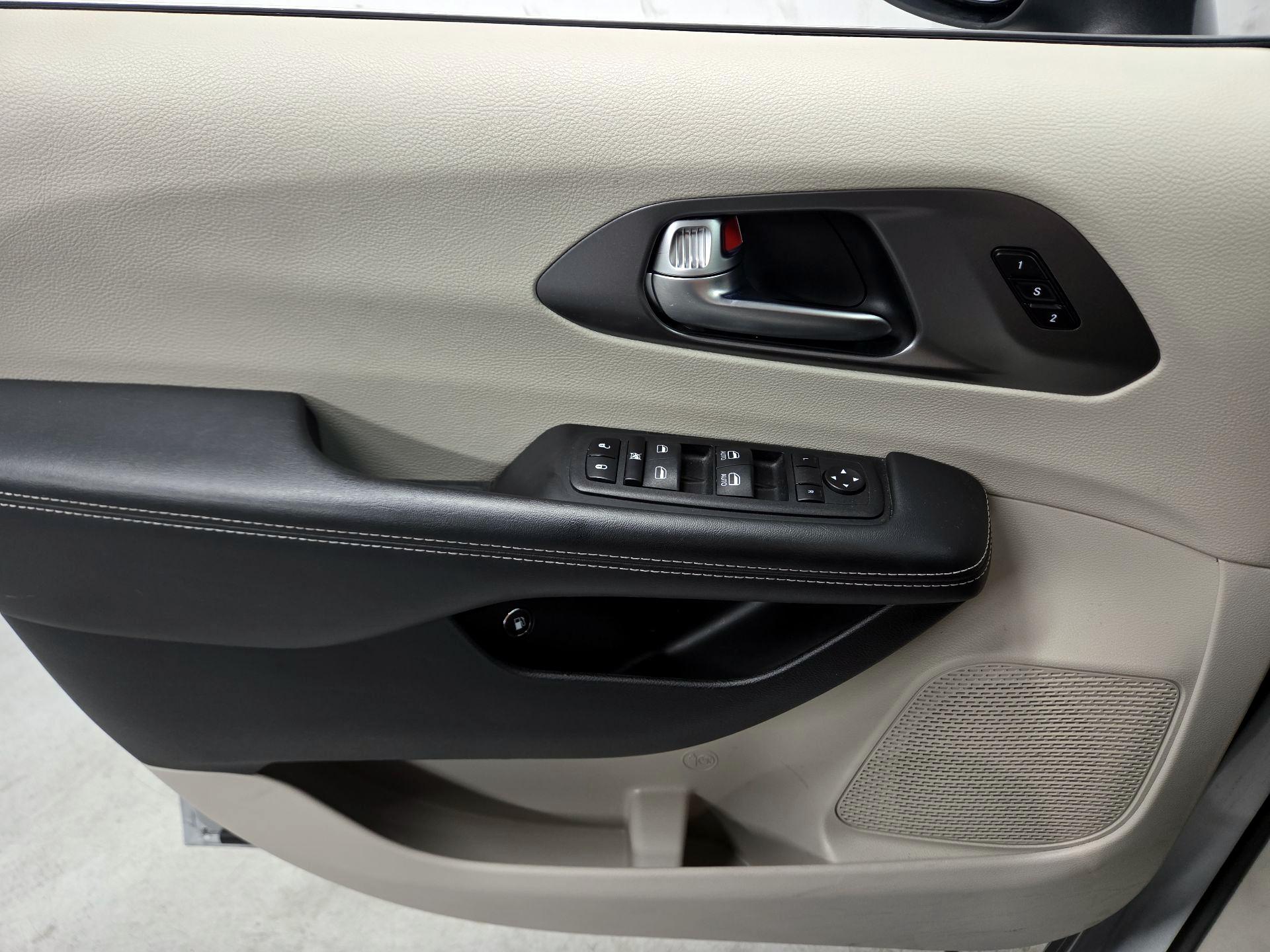 Thumbnail: 2023 Chrysler Pacifica - 12