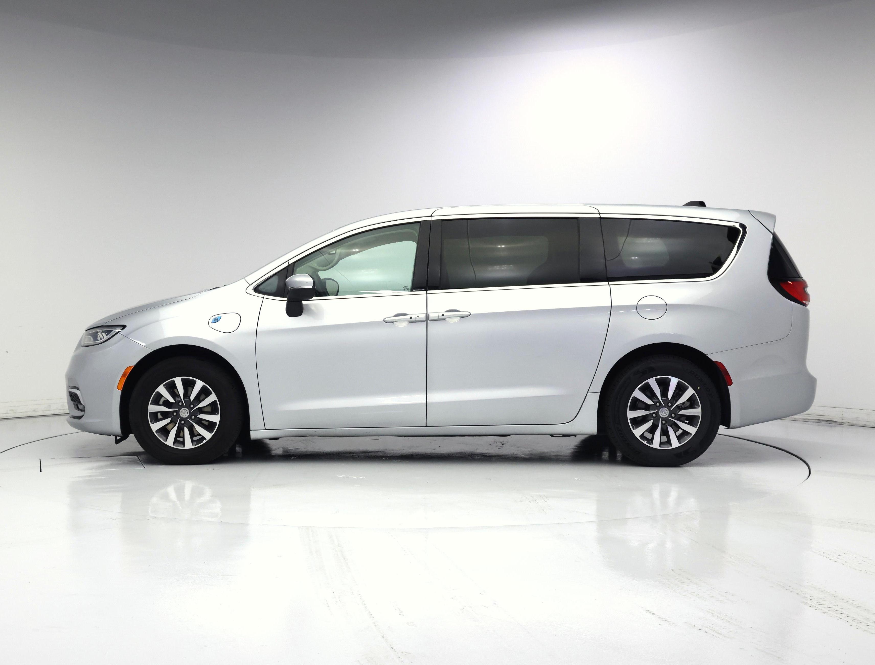Thumbnail: 2023 Chrysler Pacifica - 3