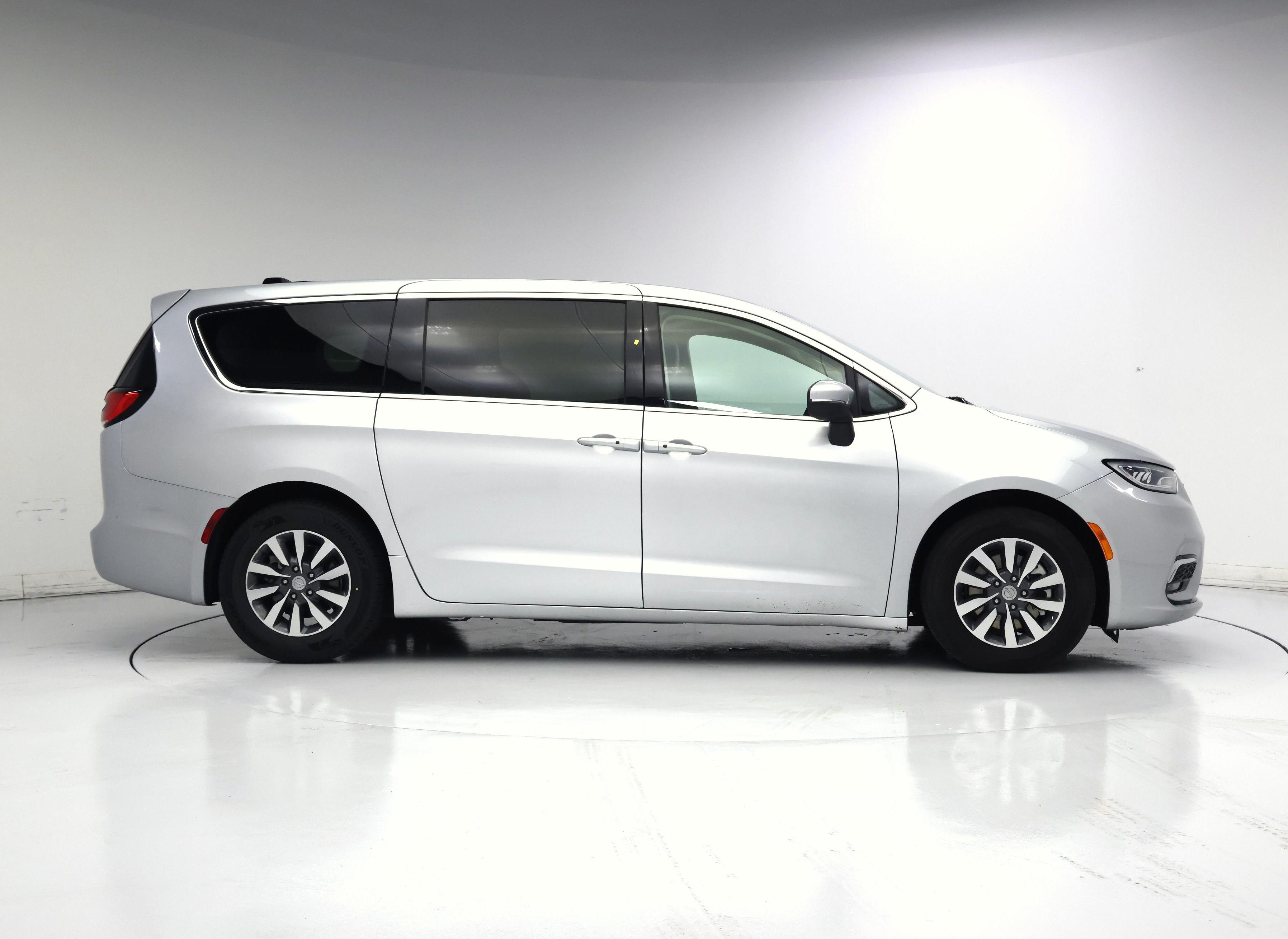 Thumbnail: 2023 Chrysler Pacifica - 7