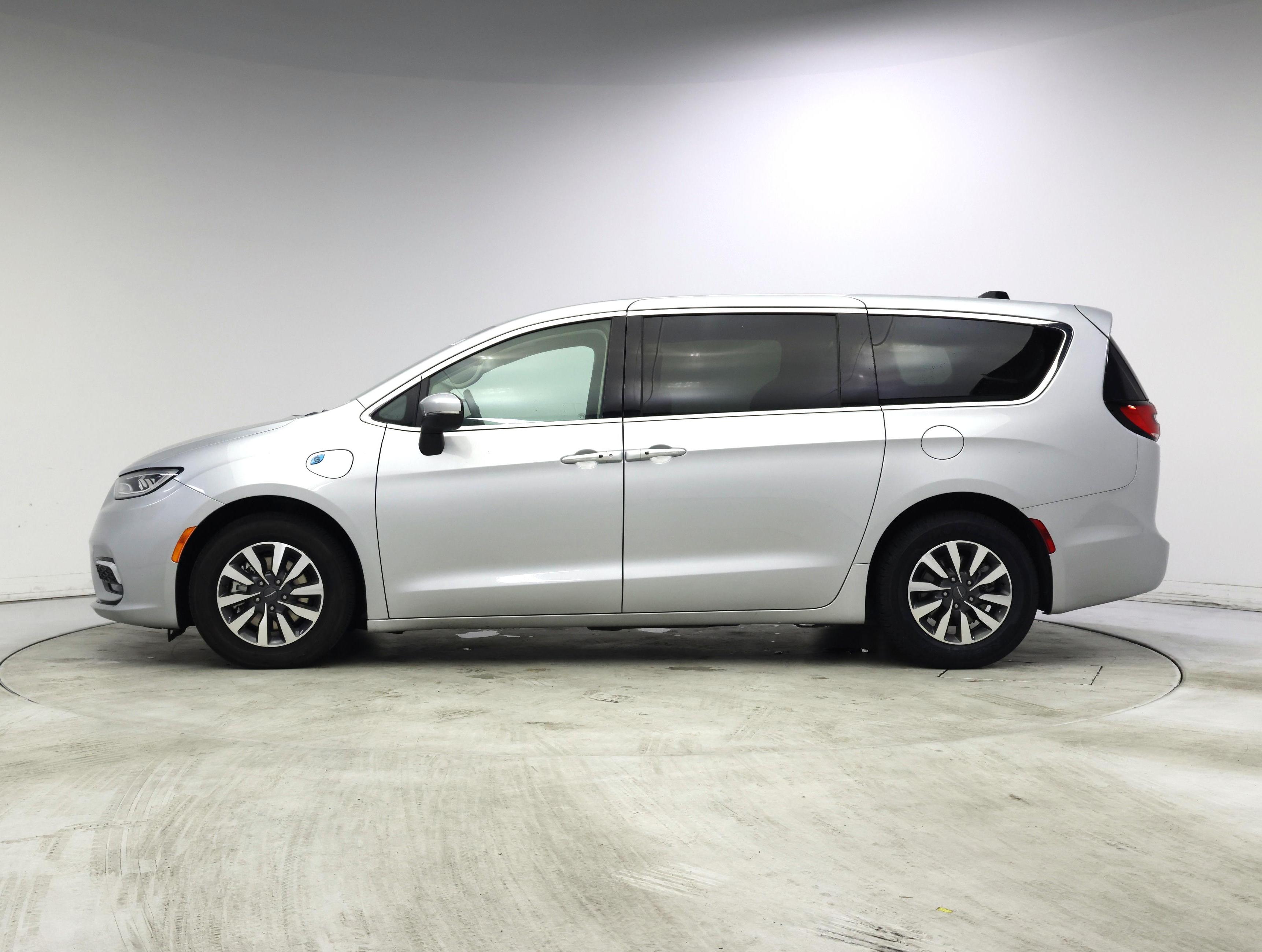 Thumbnail: 2023 Chrysler Pacifica - 3