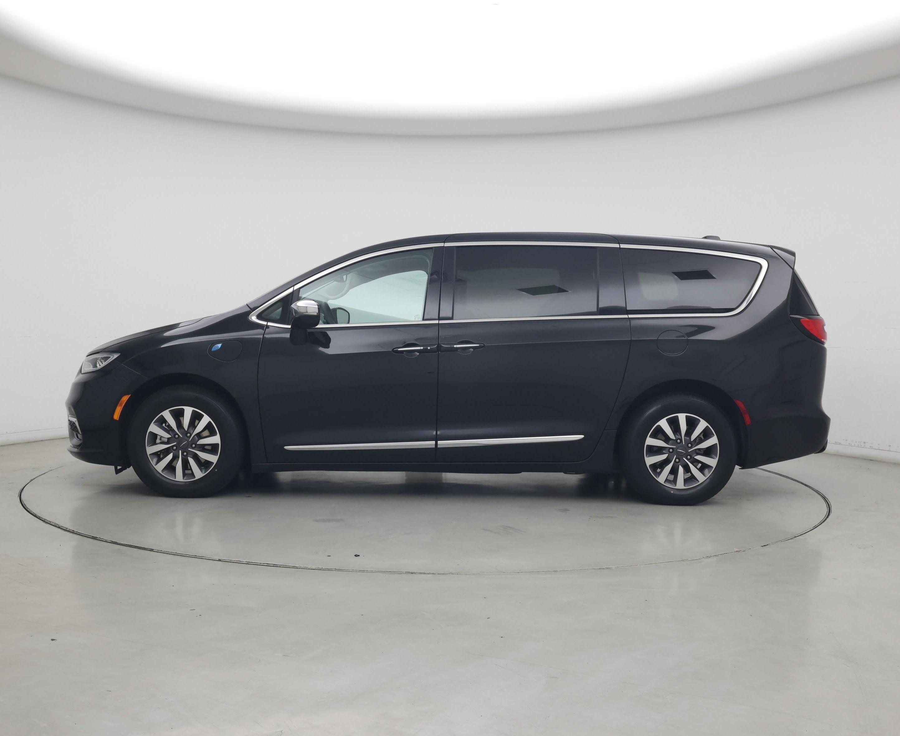 Thumbnail: 2023 Chrysler Pacifica - 3