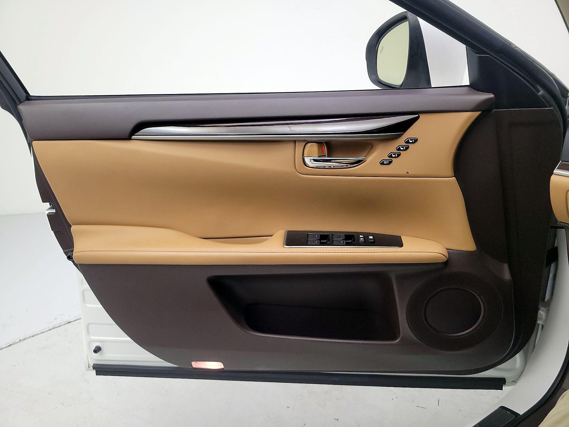 Thumbnail: 2016 Lexus ES - 12