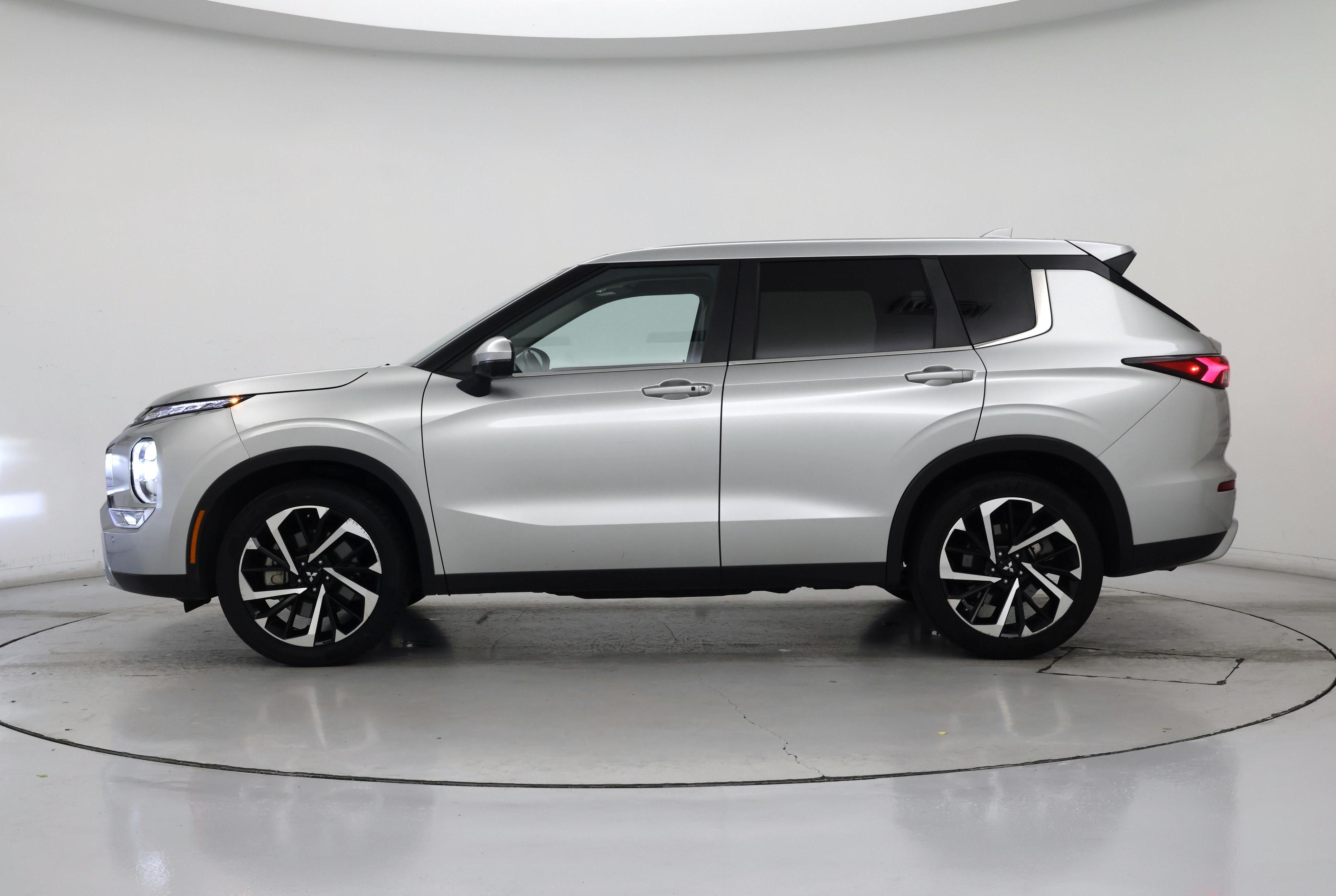 Thumbnail: 2024 Mitsubishi Outlander - 3