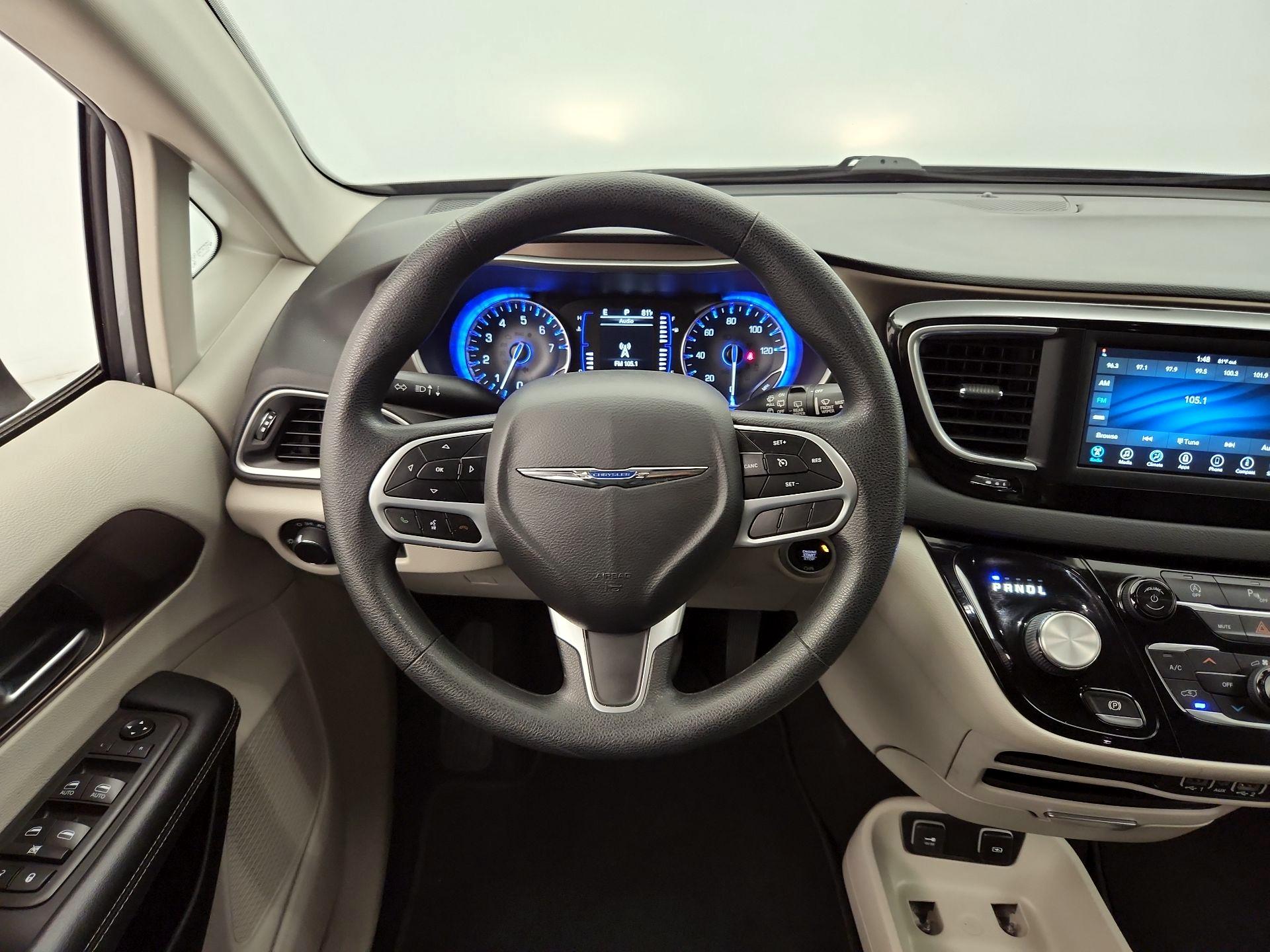 Thumbnail: 2021 Chrysler Voyager - 10