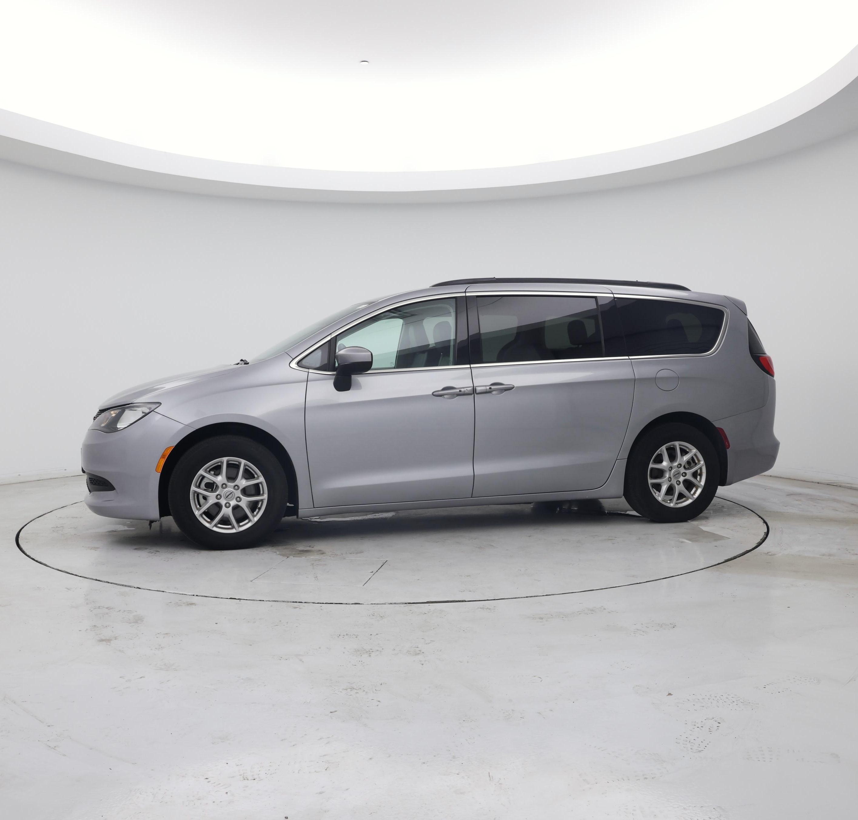 Thumbnail: 2021 Chrysler Voyager - 3