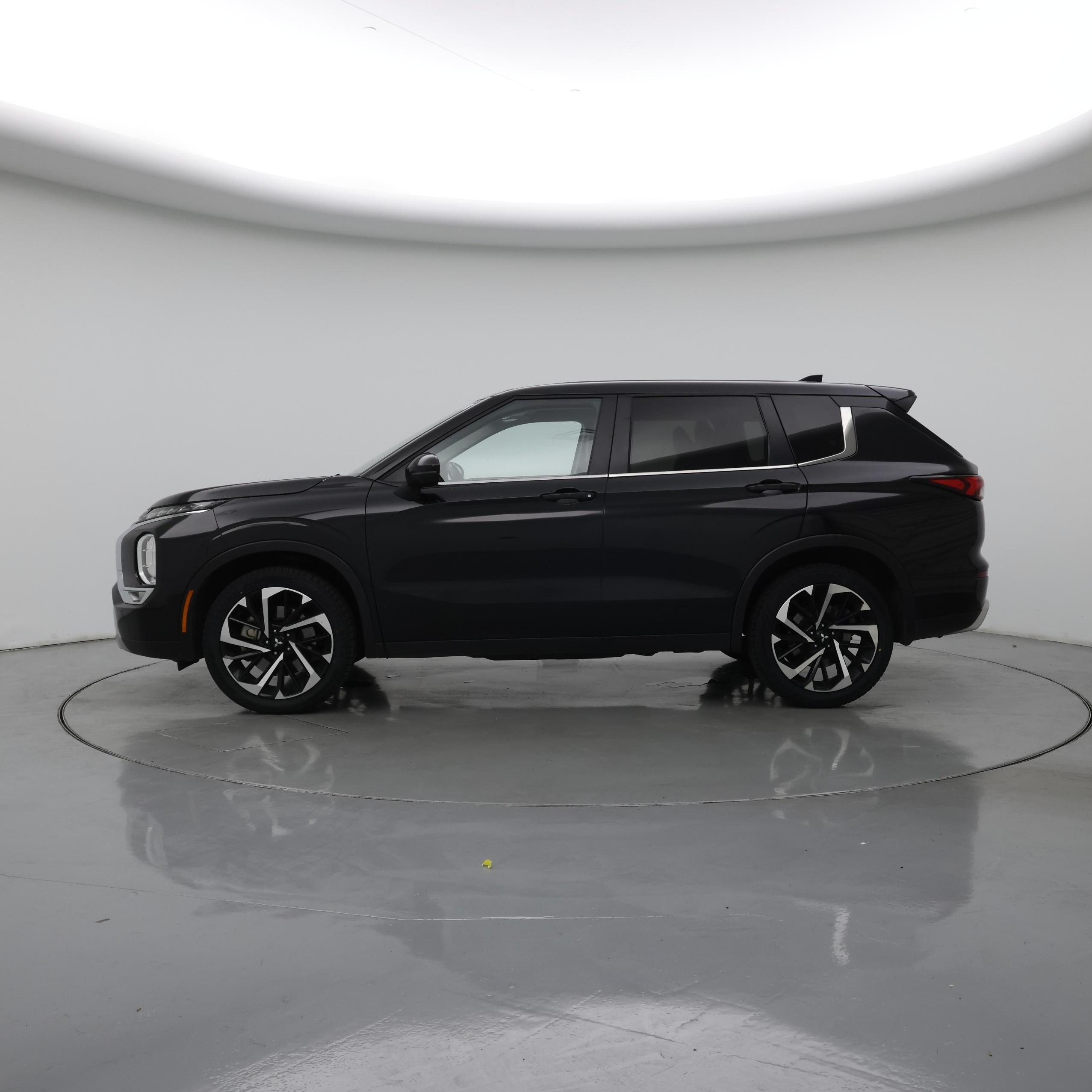 Thumbnail: 2024 Mitsubishi Outlander - 3