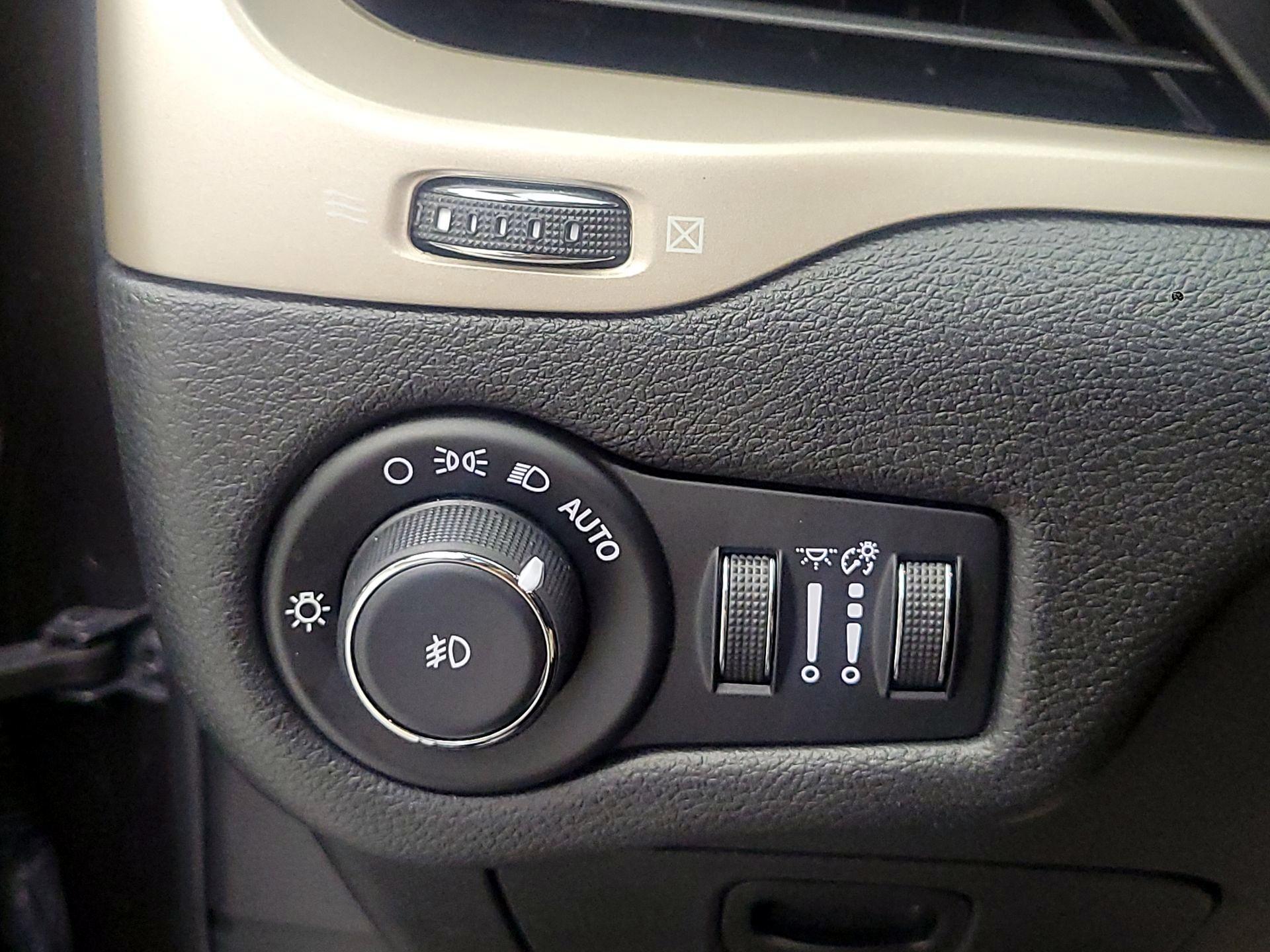 Thumbnail: 2016 Jeep Cherokee - 13