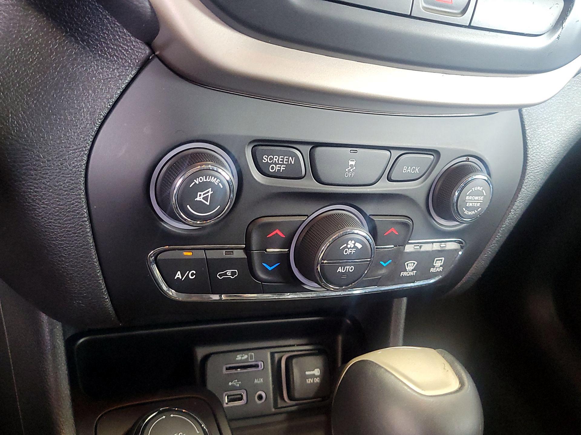 Thumbnail: 2016 Jeep Cherokee - 16