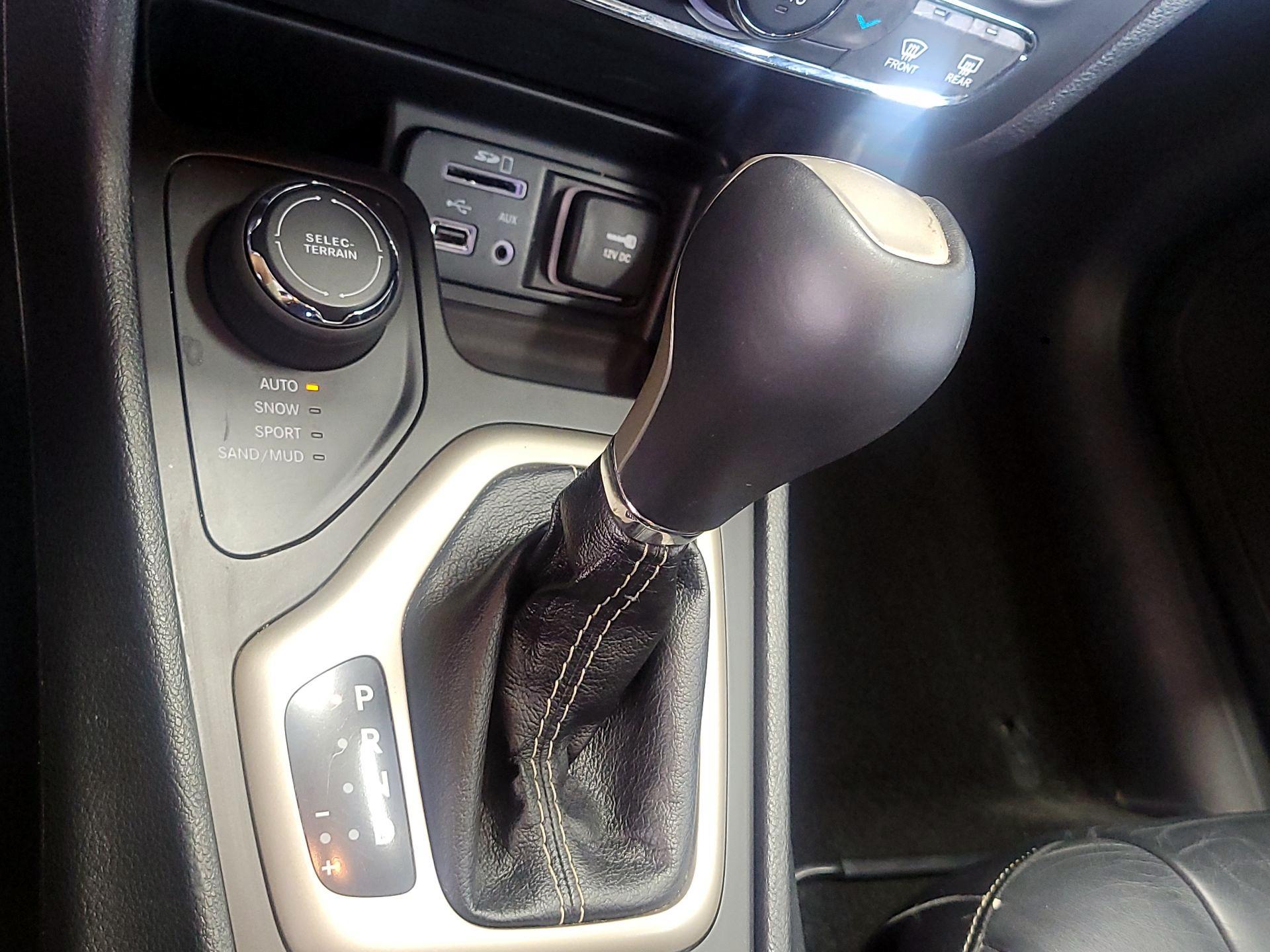 Thumbnail: 2016 Jeep Cherokee - 17