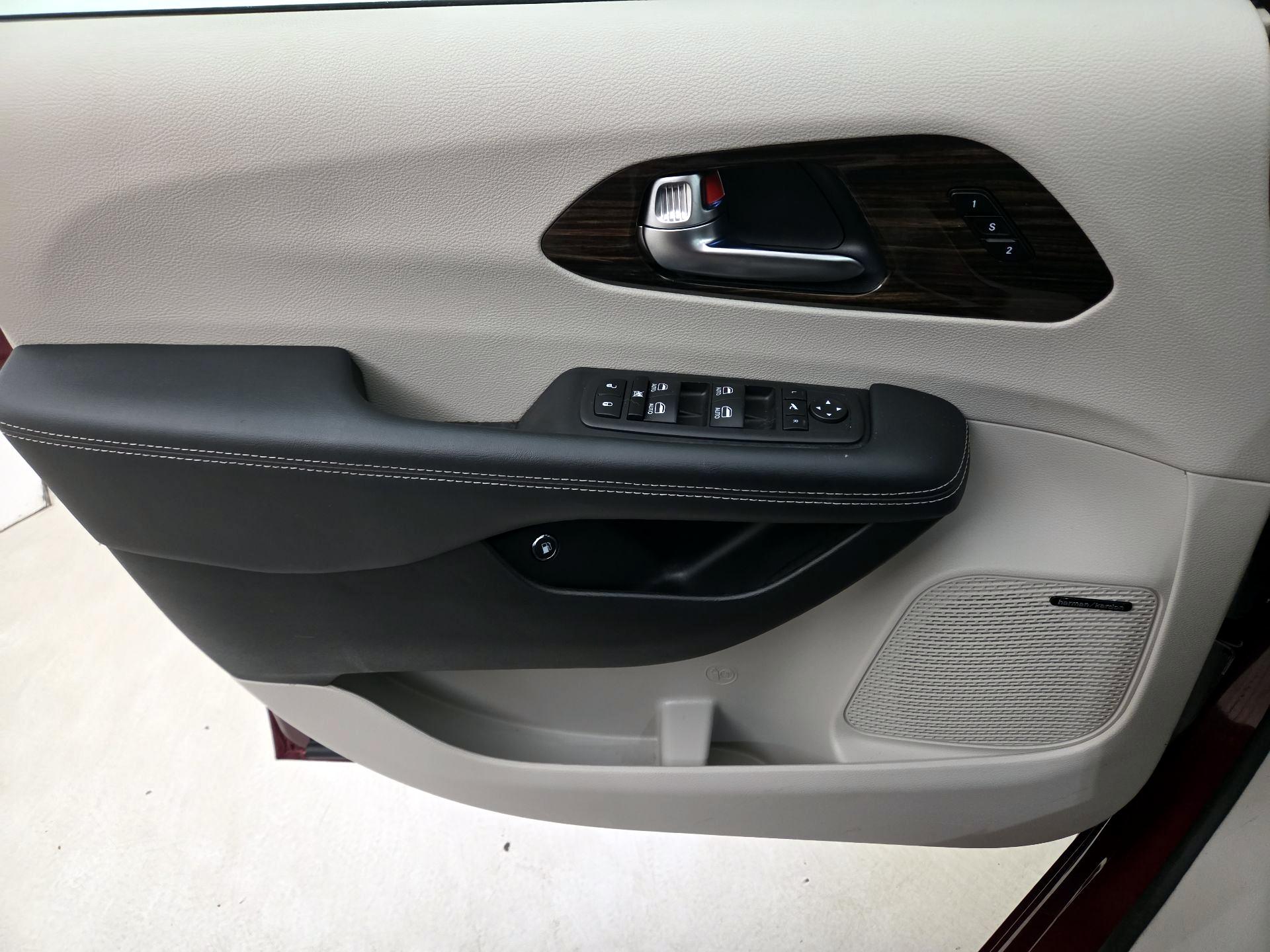 Thumbnail: 2023 Chrysler Pacifica - 12