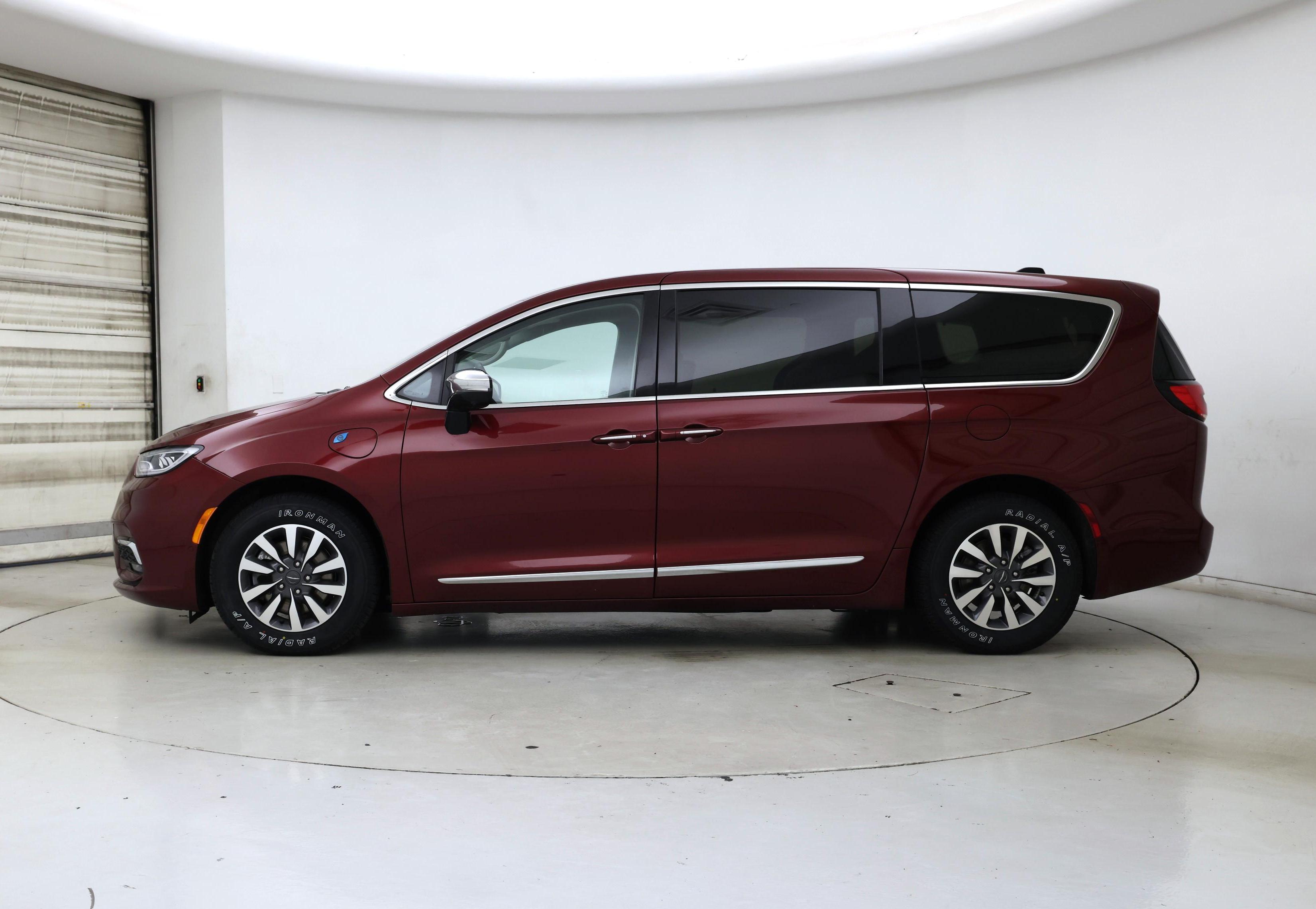 Thumbnail: 2023 Chrysler Pacifica - 3