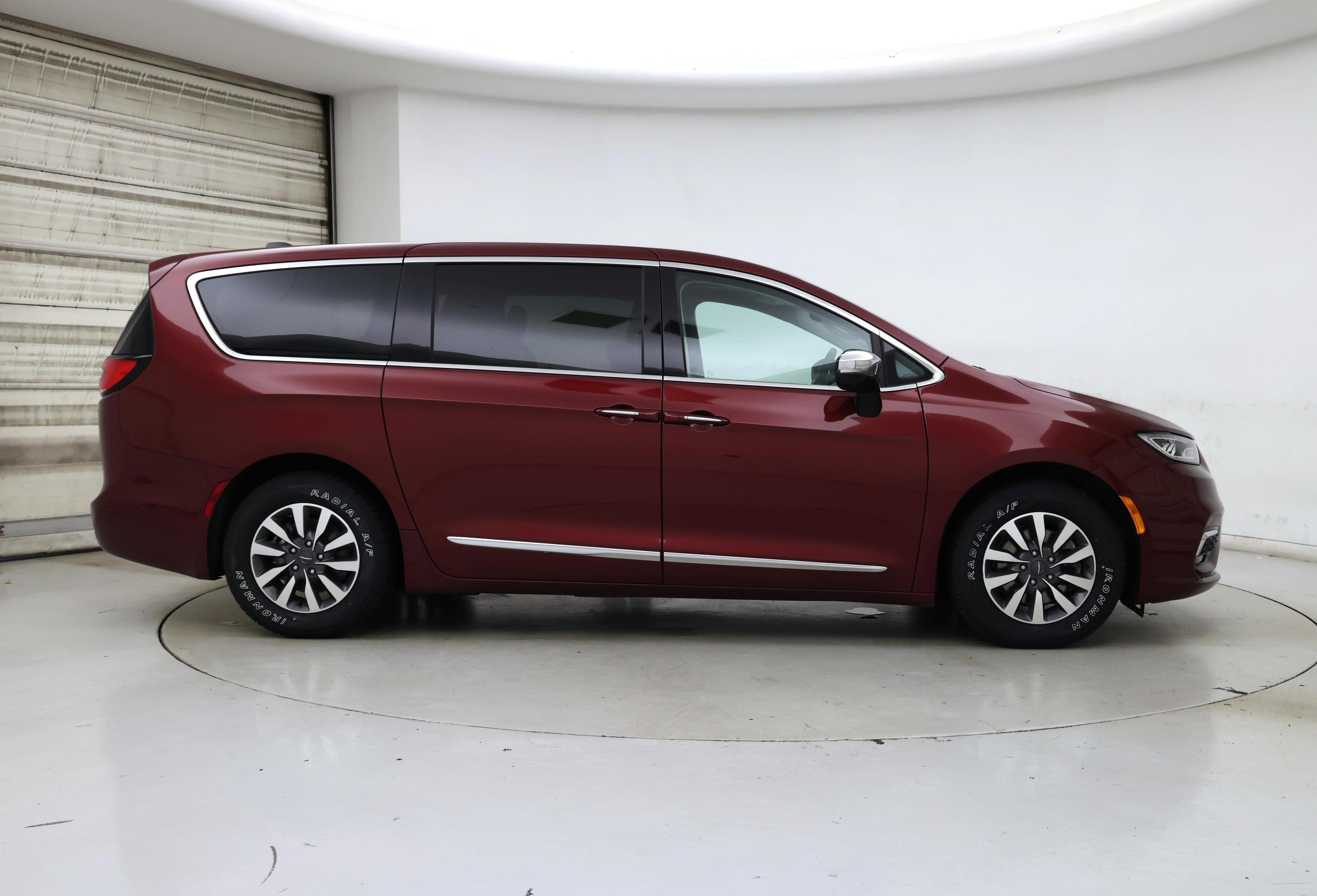 Thumbnail: 2023 Chrysler Pacifica - 7