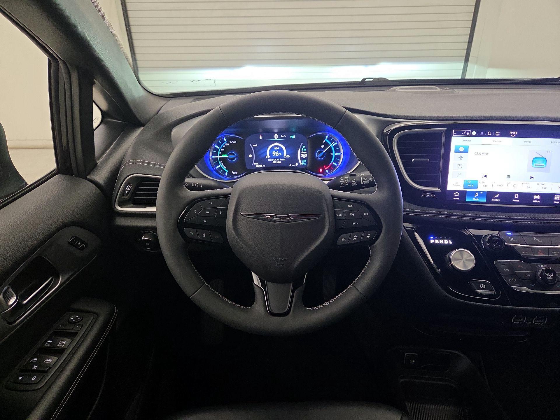 Thumbnail: 2023 Chrysler Pacifica - 10