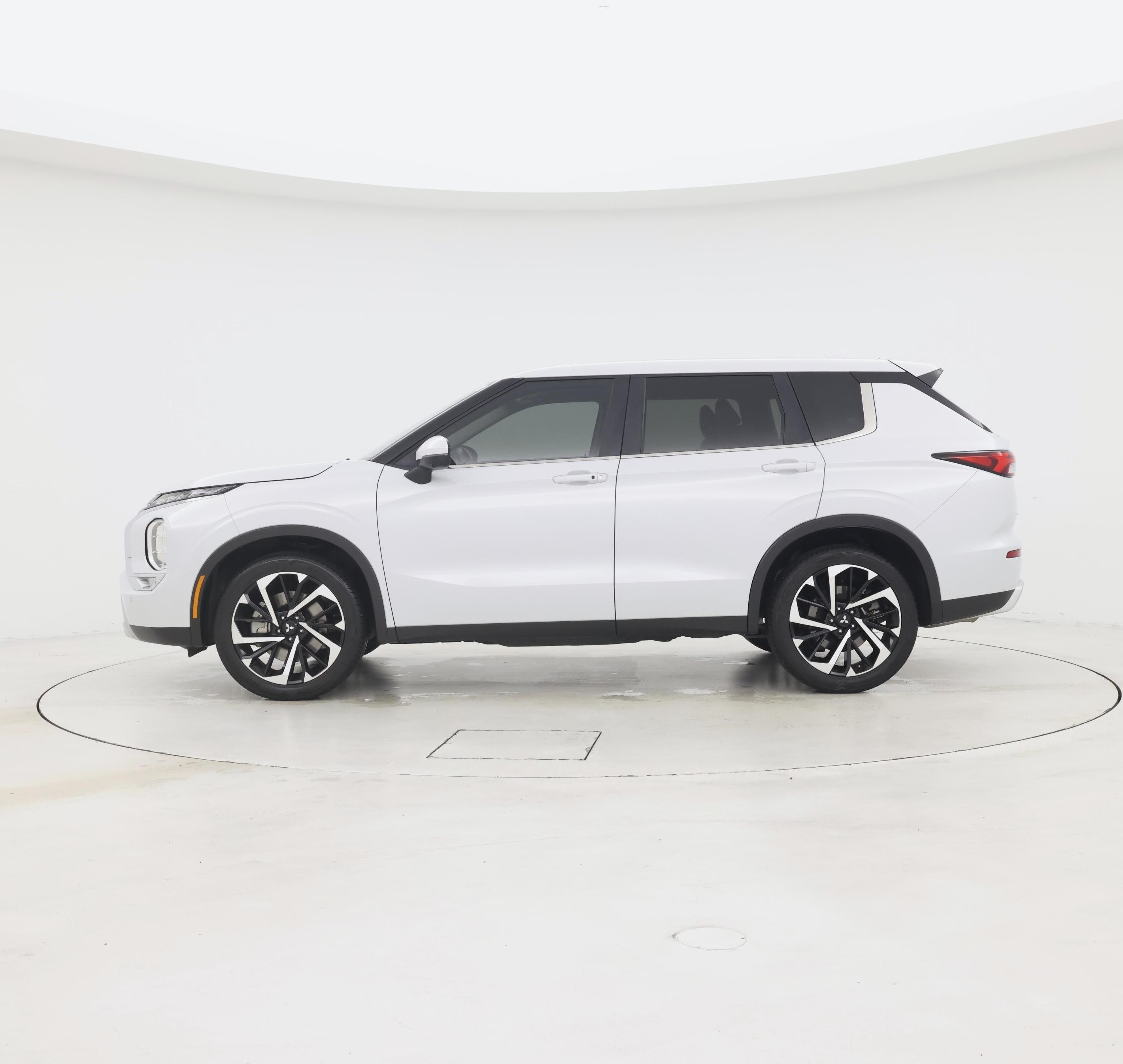 Thumbnail: 2024 Mitsubishi Outlander - 3